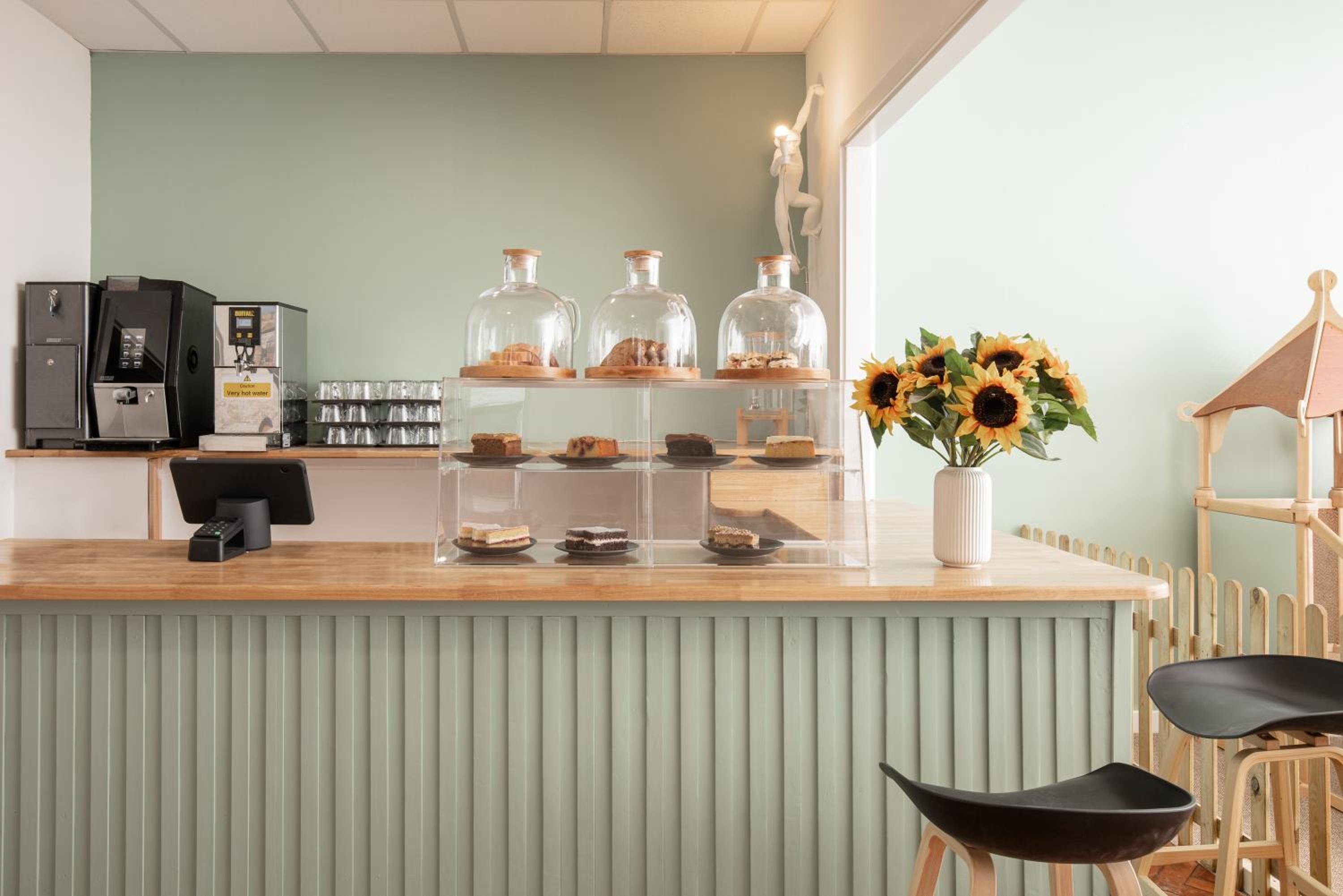 Hotel Discovery Accommodation - Image 1