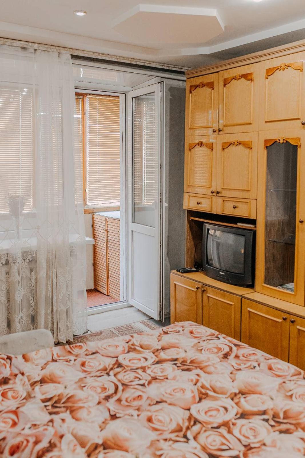 Comfortable apartments on Hrushevskogo street near 16 hospital view 3