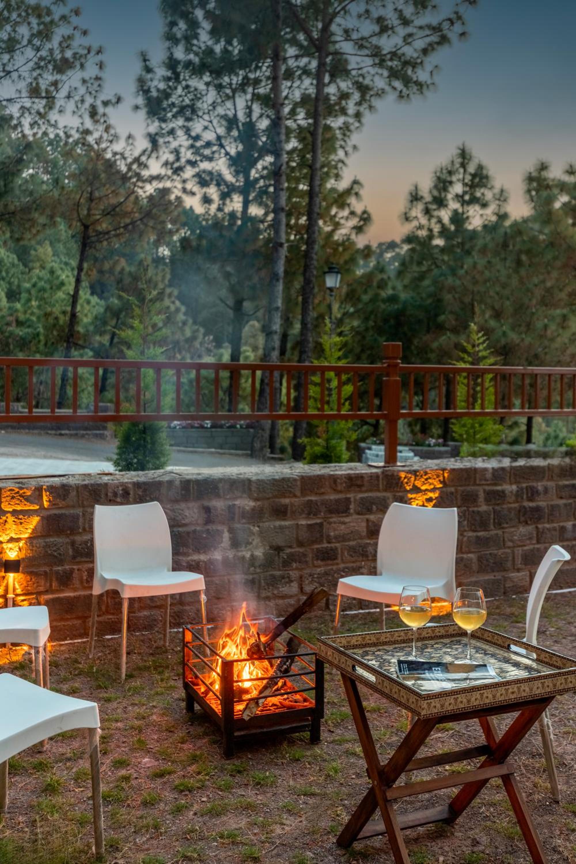 ELIVAAS Wisteria luxe 4BHK Entire Home in Kasauli view 2
