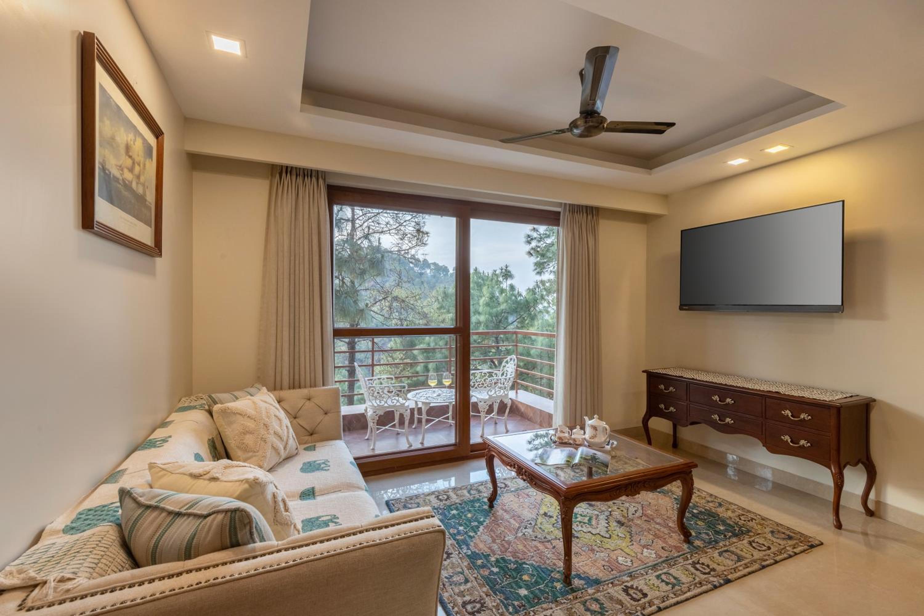 ELIVAAS Wisteria luxe 4BHK Entire Home in Kasauli view 4