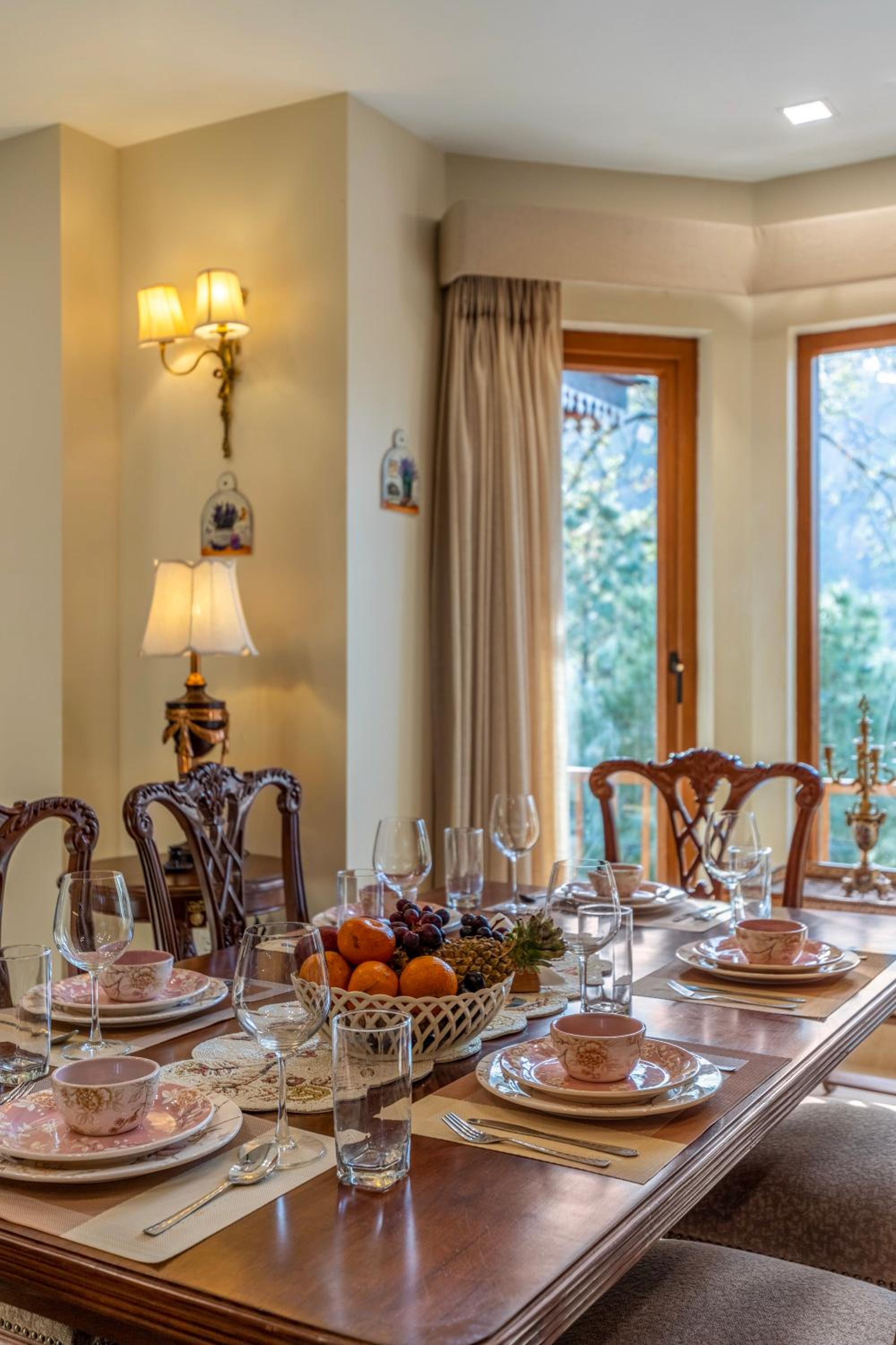 ELIVAAS Wisteria luxe 4BHK Entire Home in Kasauli view 5