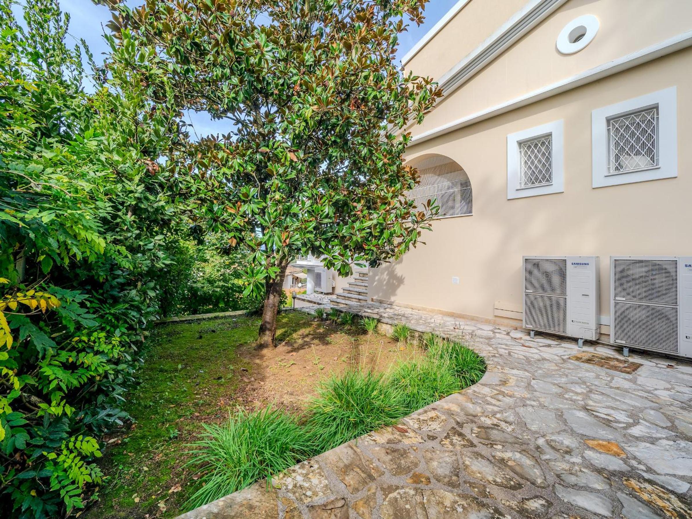 Tilia Tree Luxury apartment - Vast Pool and BBQ view 5