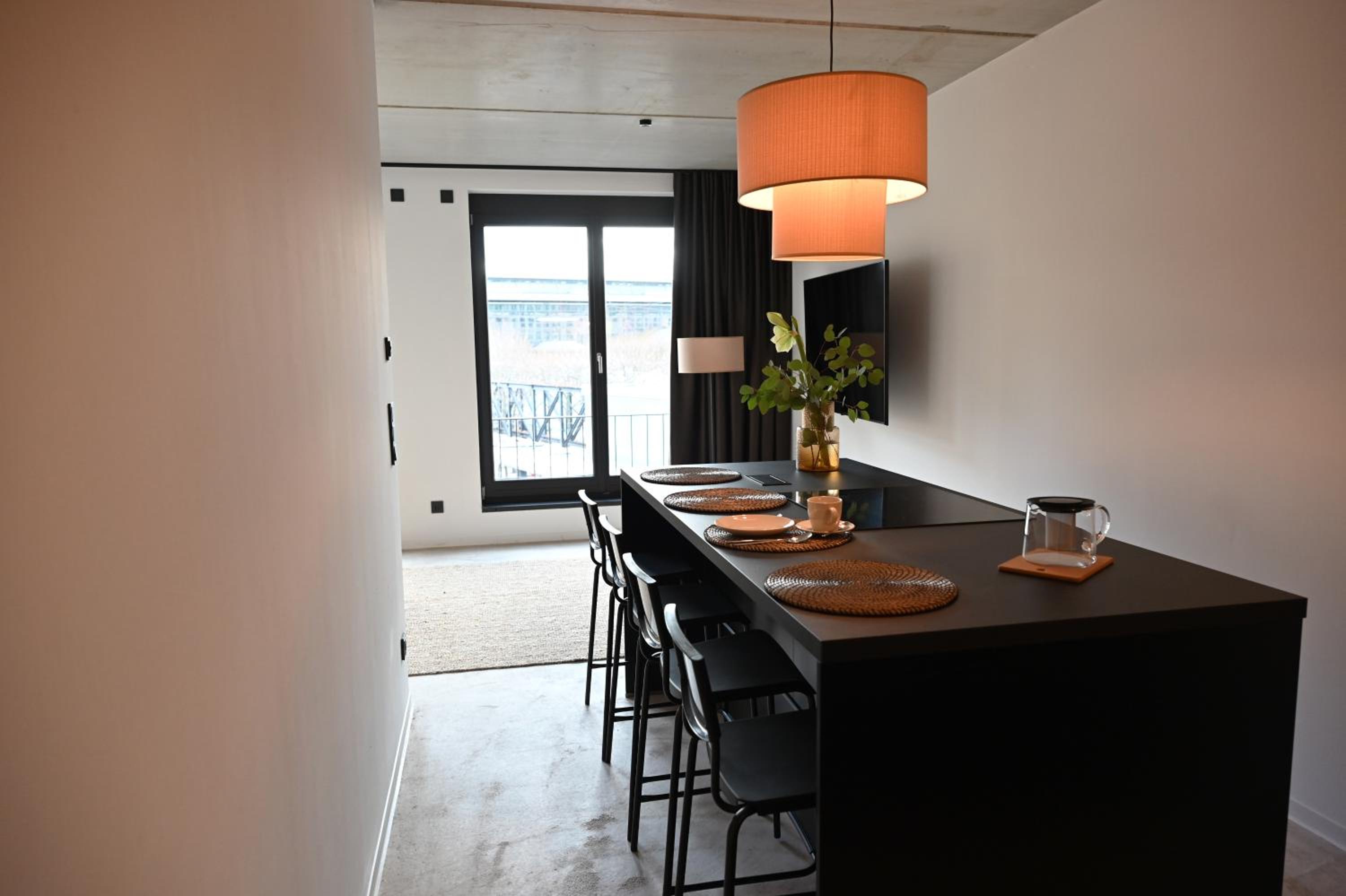EIWELhome - stilvoll, urban-ruhig schlafen, bahnhofsnah, Balkon