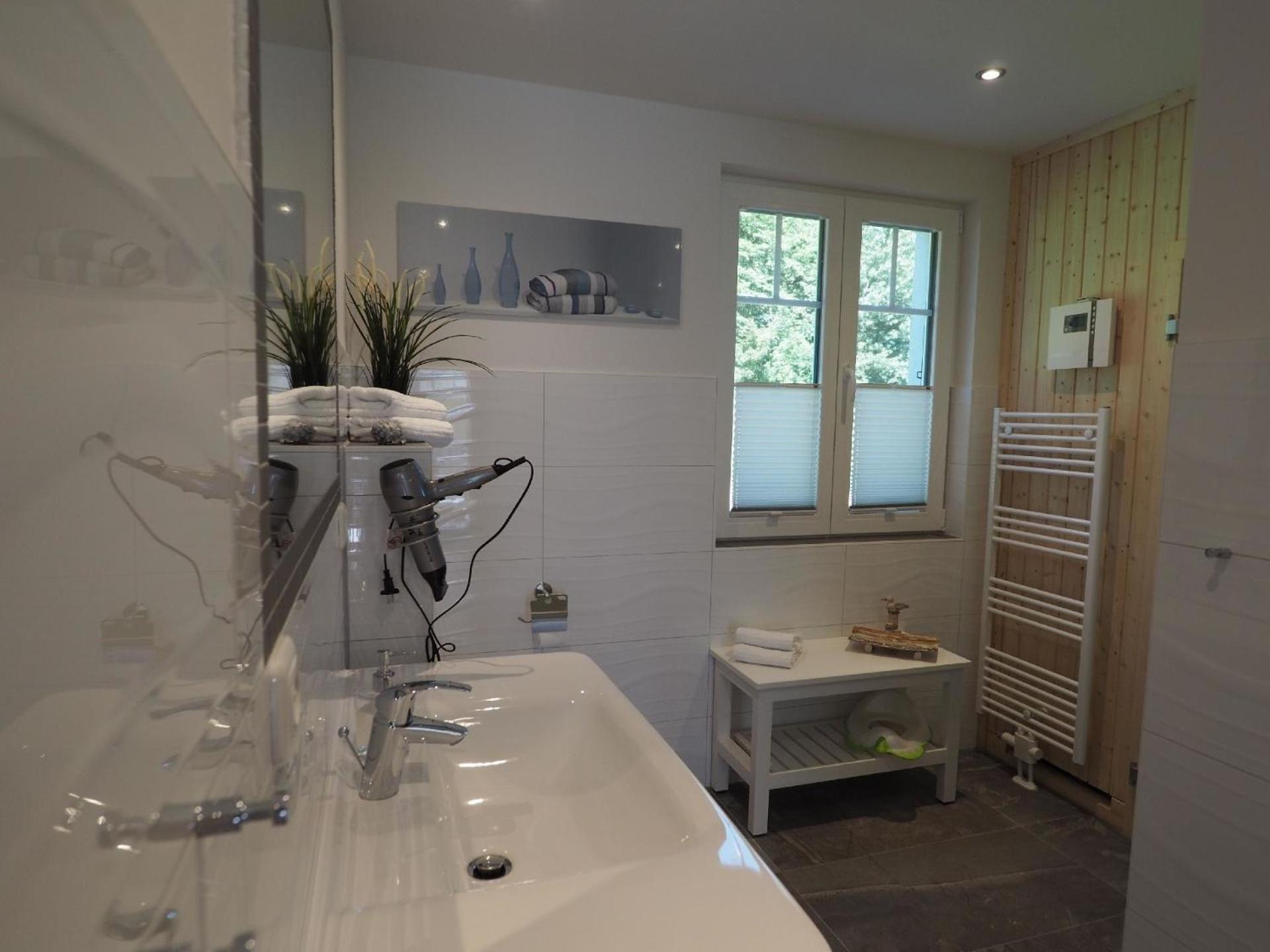 Direkt am Waldrand gelegenes Zweifamilien-Reetdachhaus mit Sauna und Kaminofen