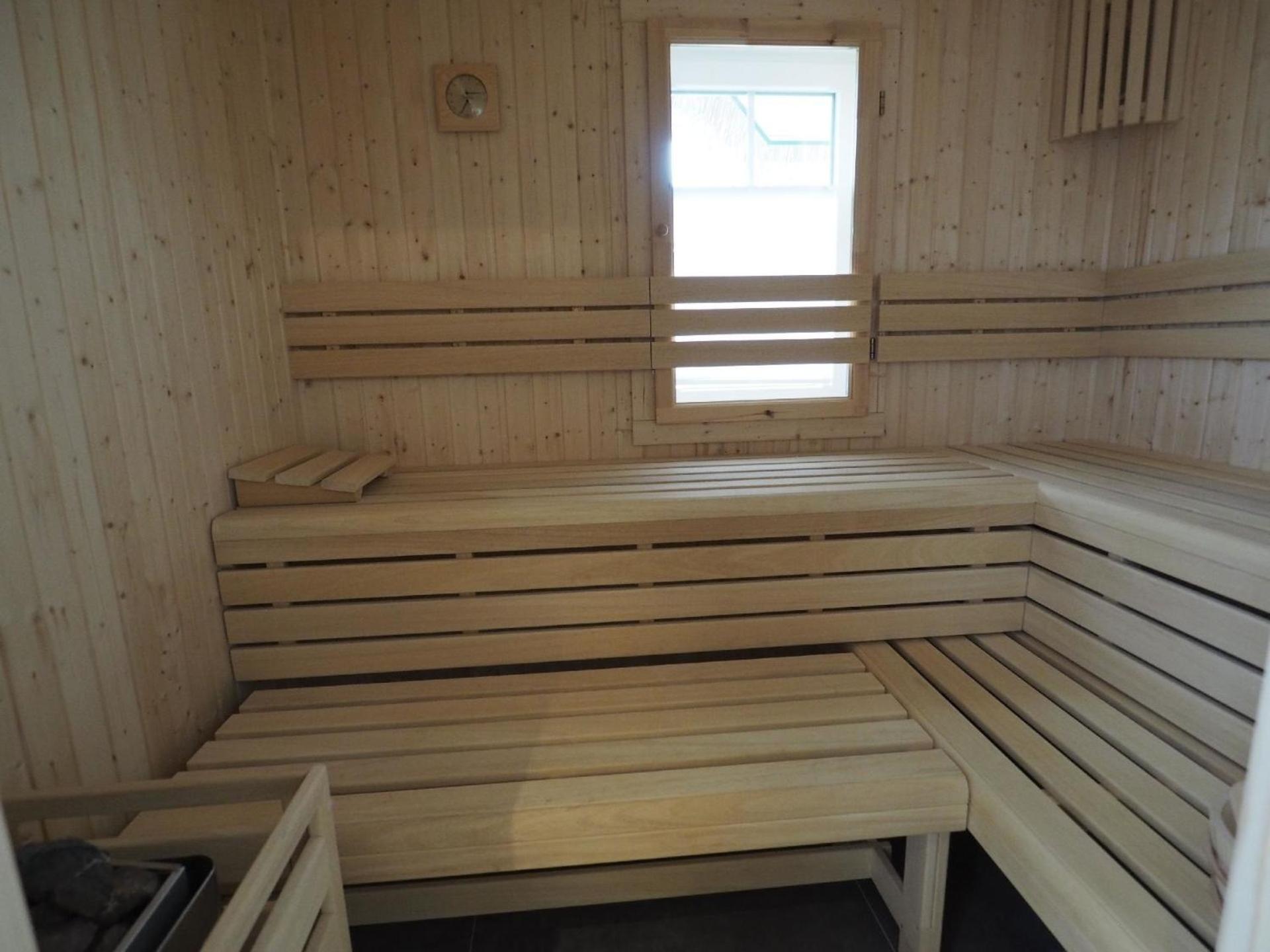 Direkt am Waldrand gelegenes Zweifamilien-Reetdachhaus mit Sauna und Kaminofen