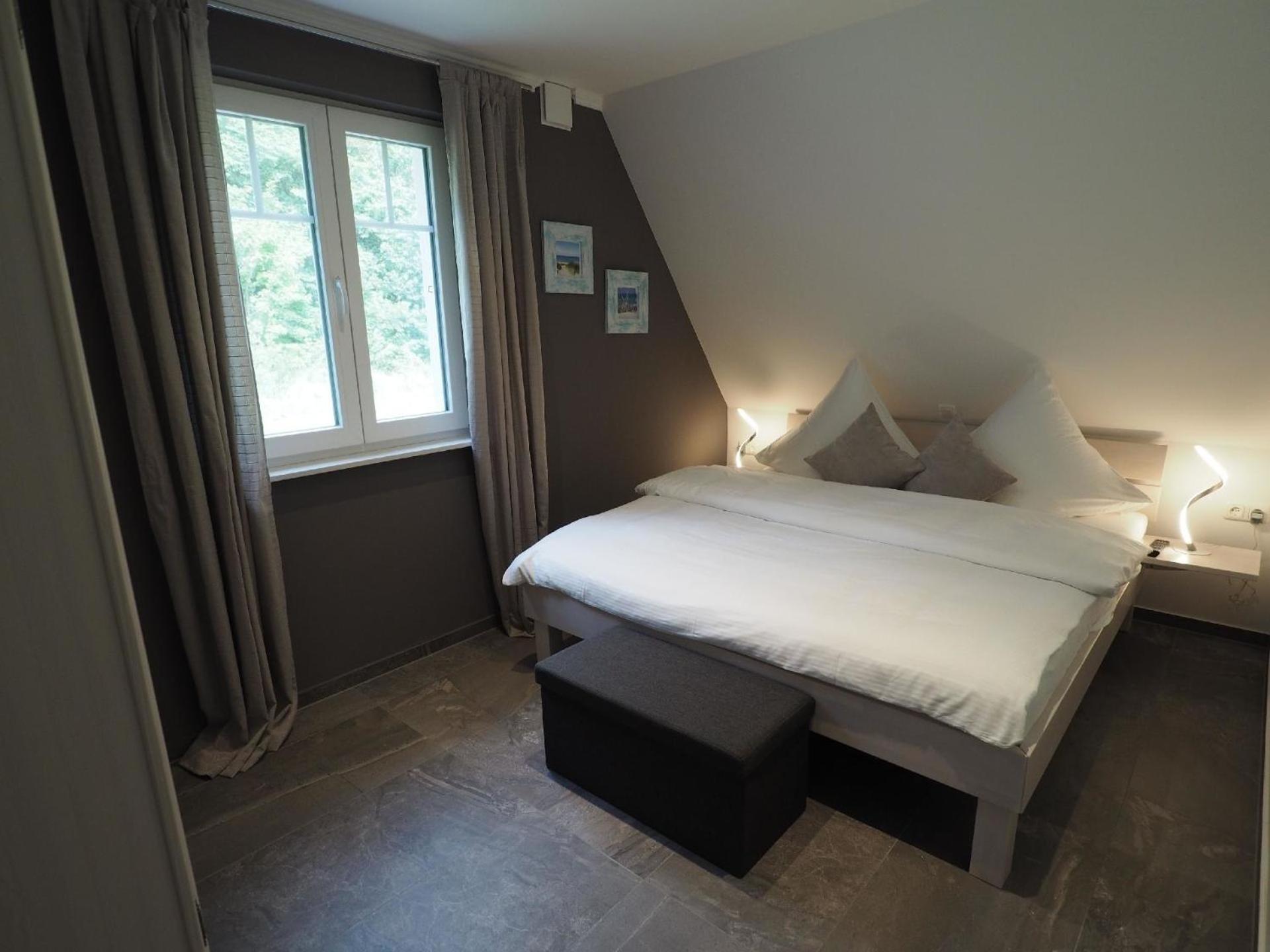 Direkt am Waldrand gelegenes Zweifamilien-Reetdachhaus mit Sauna und Kaminofen