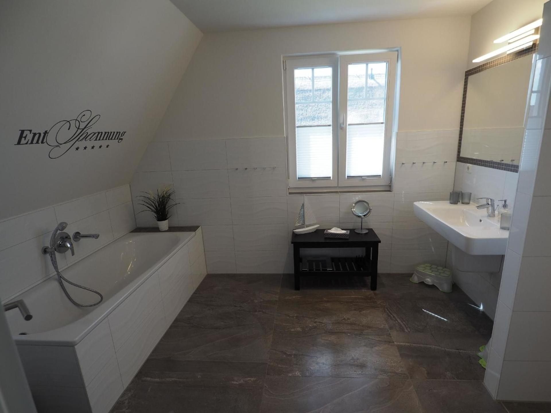 Direkt am Waldrand gelegenes Zweifamilien-Reetdachhaus mit Sauna und Kaminofen