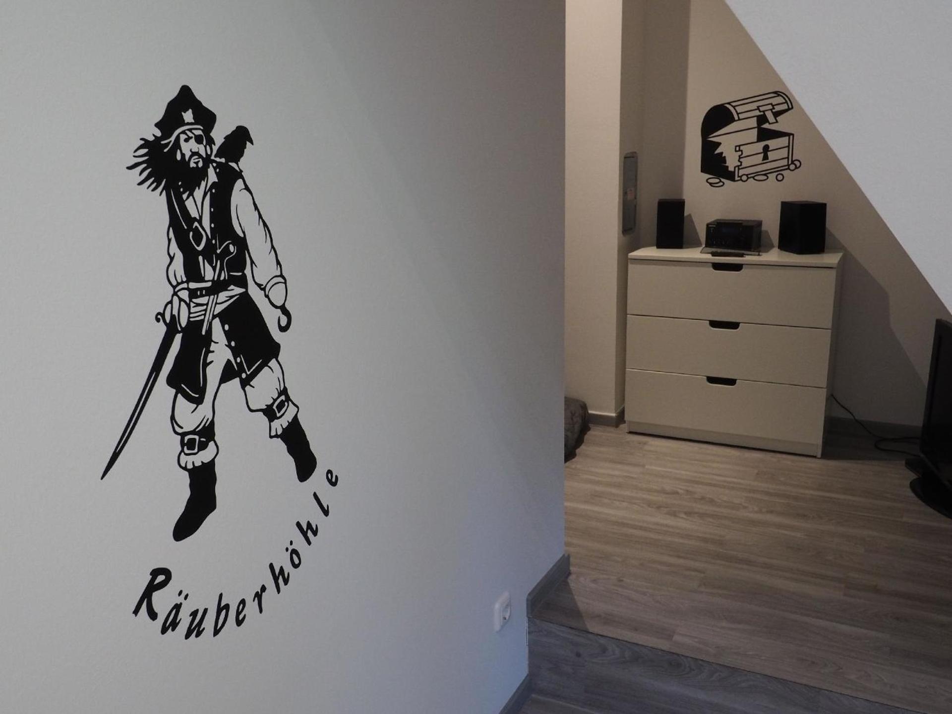 Direkt am Waldrand gelegenes Zweifamilien-Reetdachhaus mit Sauna und Kaminofen