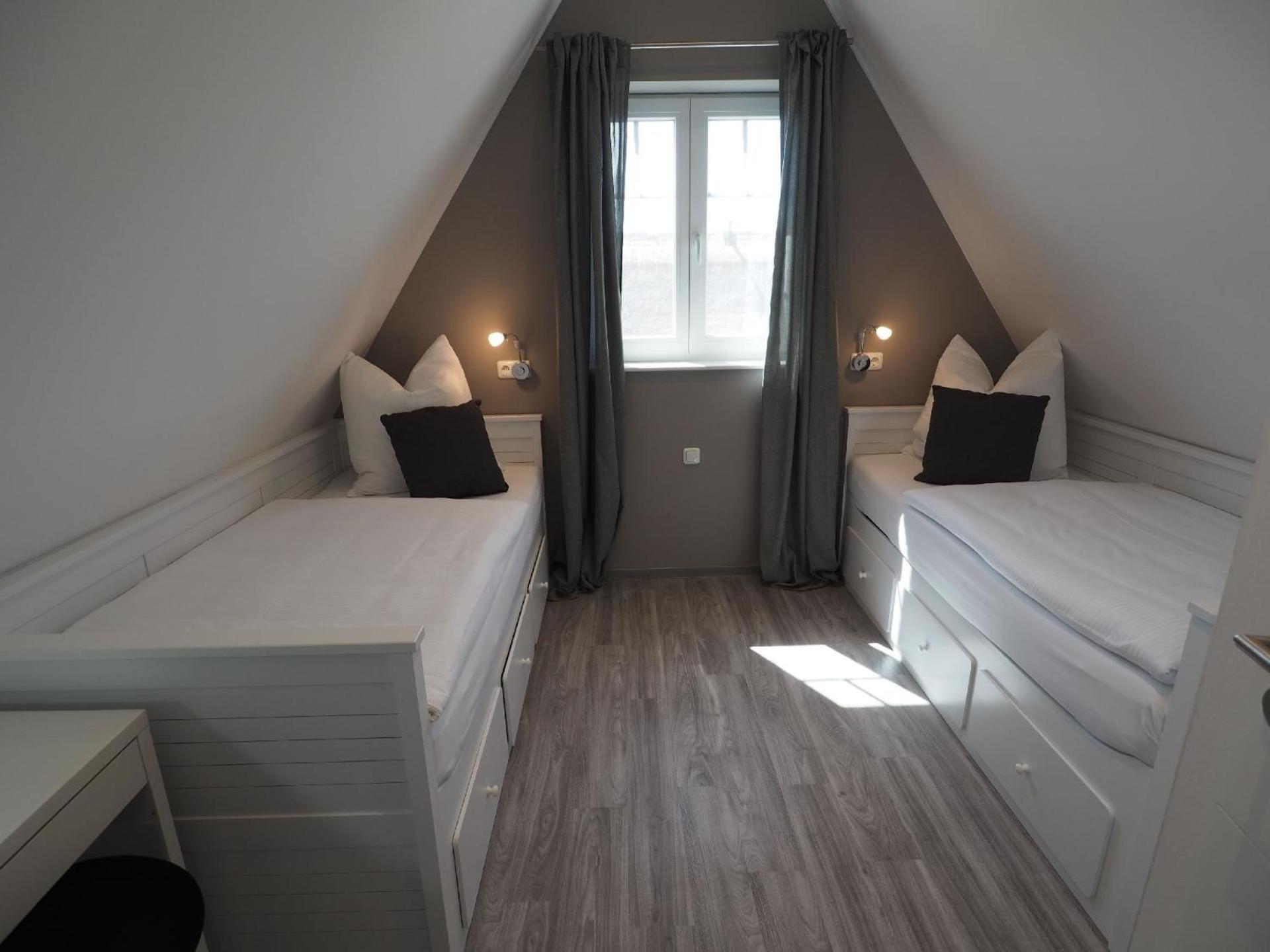 Direkt am Waldrand gelegenes Zweifamilien-Reetdachhaus mit Sauna und Kaminofen