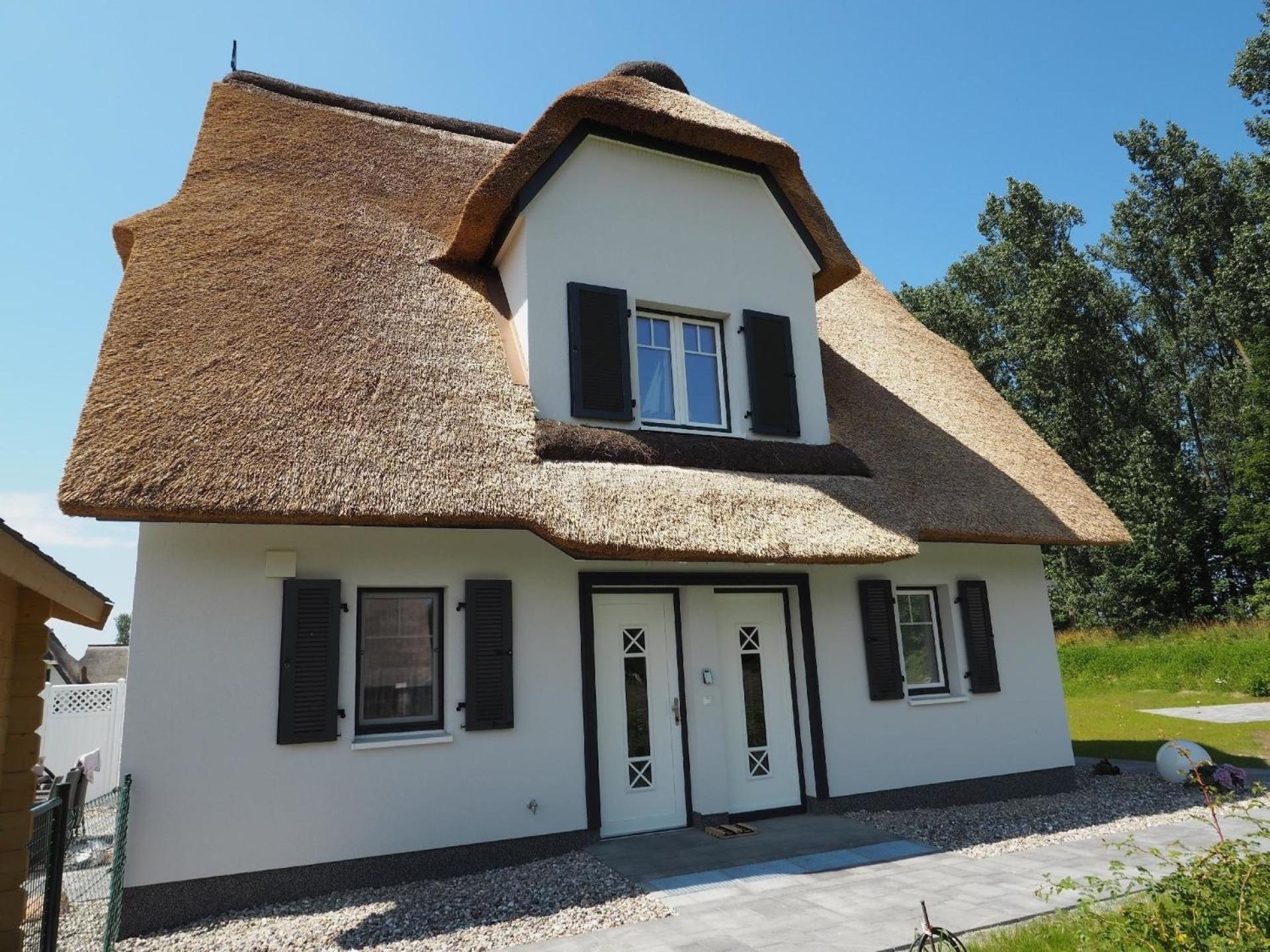 Direkt am Waldrand gelegenes Zweifamilien-Reetdachhaus mit Sauna und Kaminofen