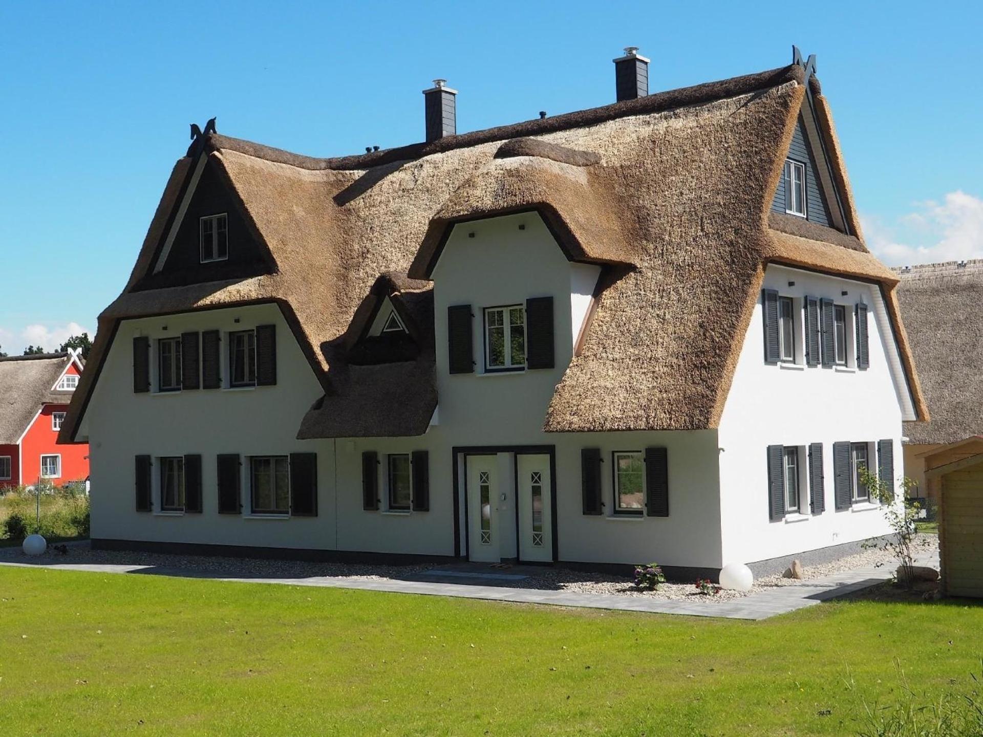 Direkt am Waldrand gelegenes Zweifamilien-Reetdachhaus mit Sauna und Kaminofen