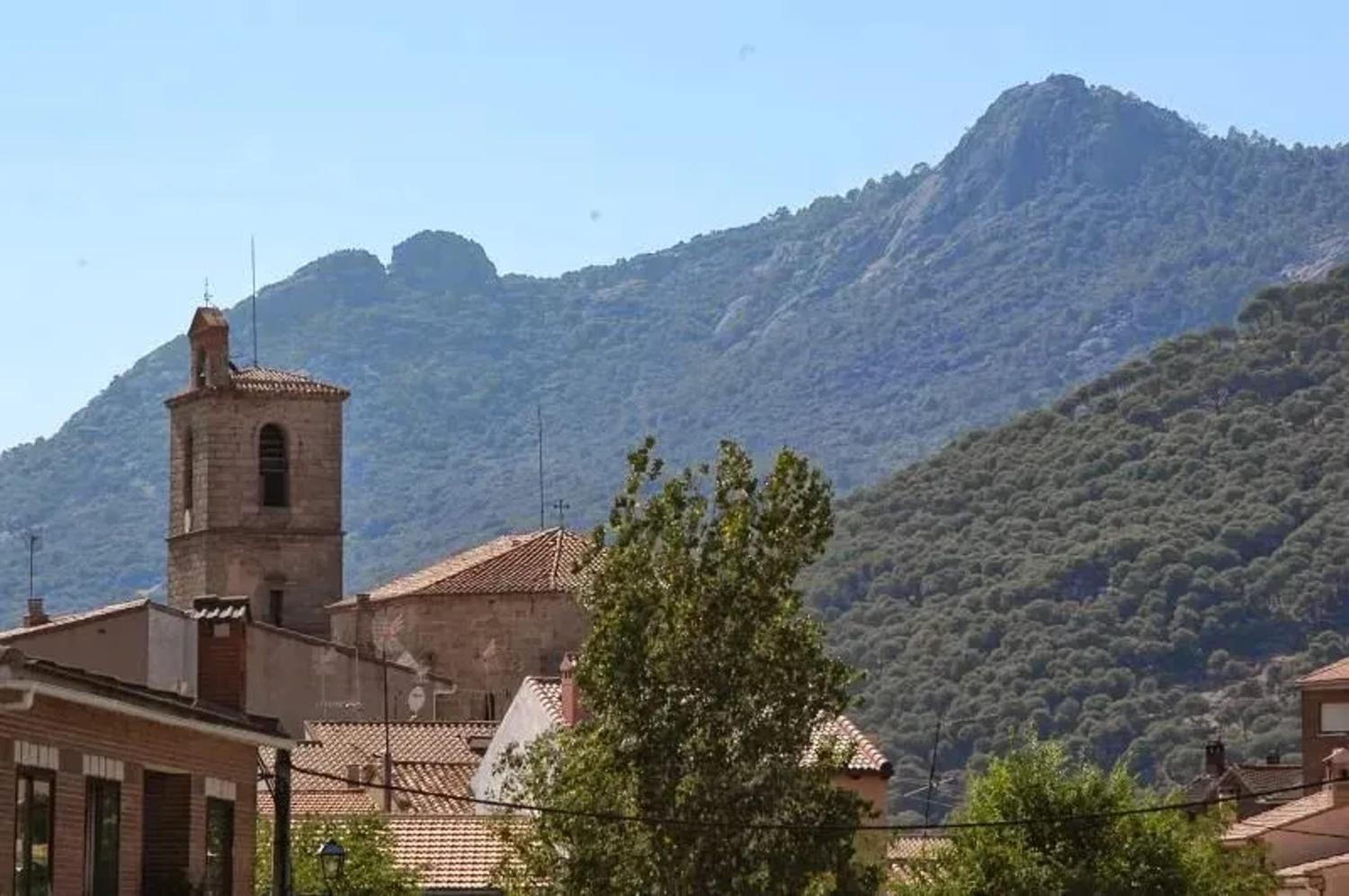 Spacious house in Cenicientos with mountain view