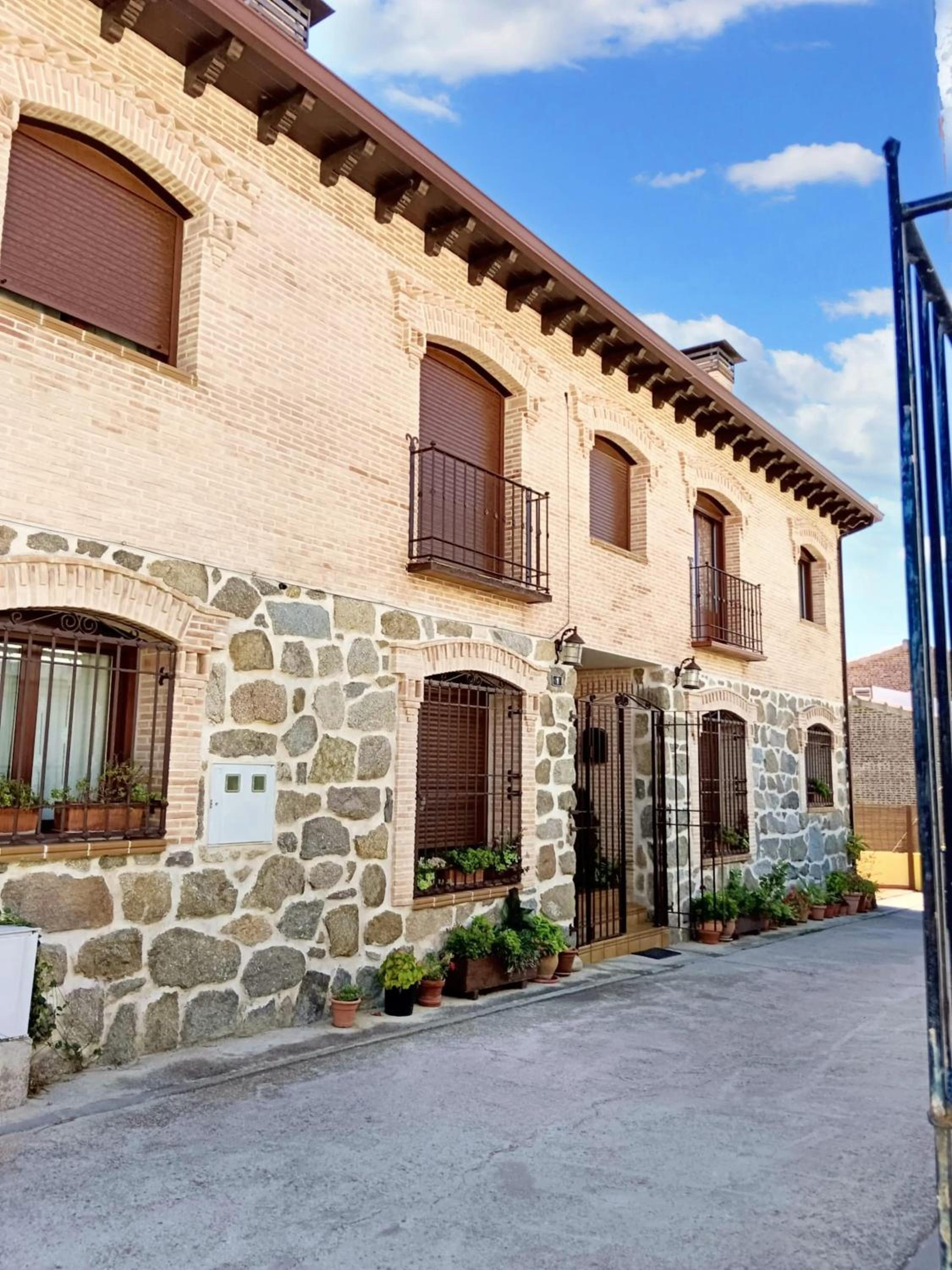 Spacious house in Cenicientos with mountain view