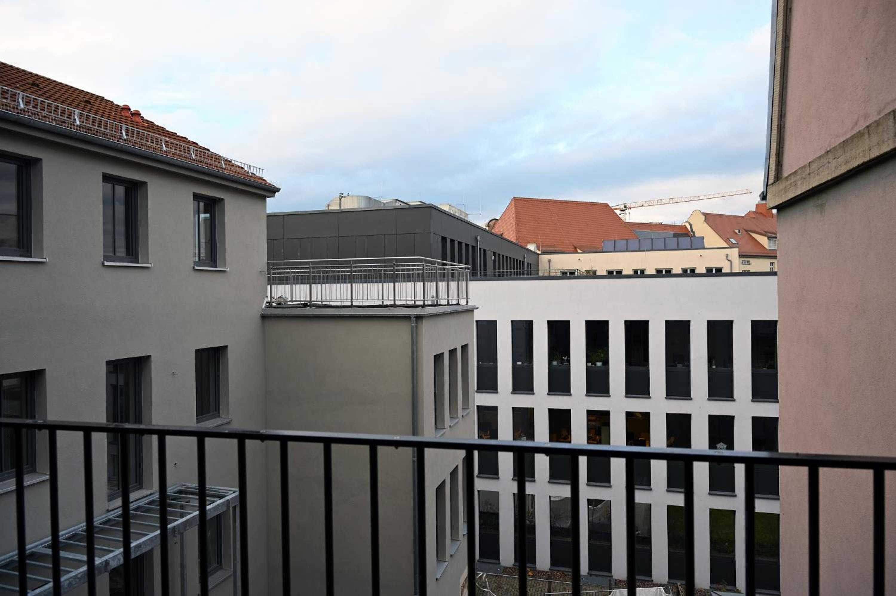 EIWELhome - stilvoll, urban-ruhig schlafen, bahnhofsnah, Balkon