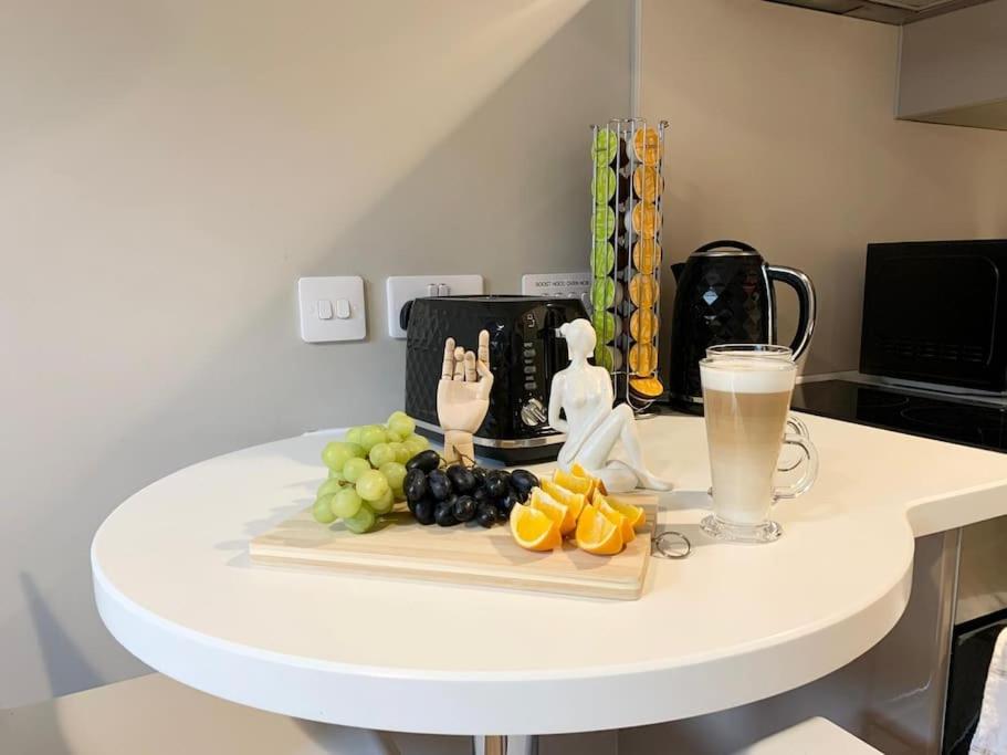 HNFC Stays - Prime Central Newcastle Studio w/ Gym+Free parking view 2