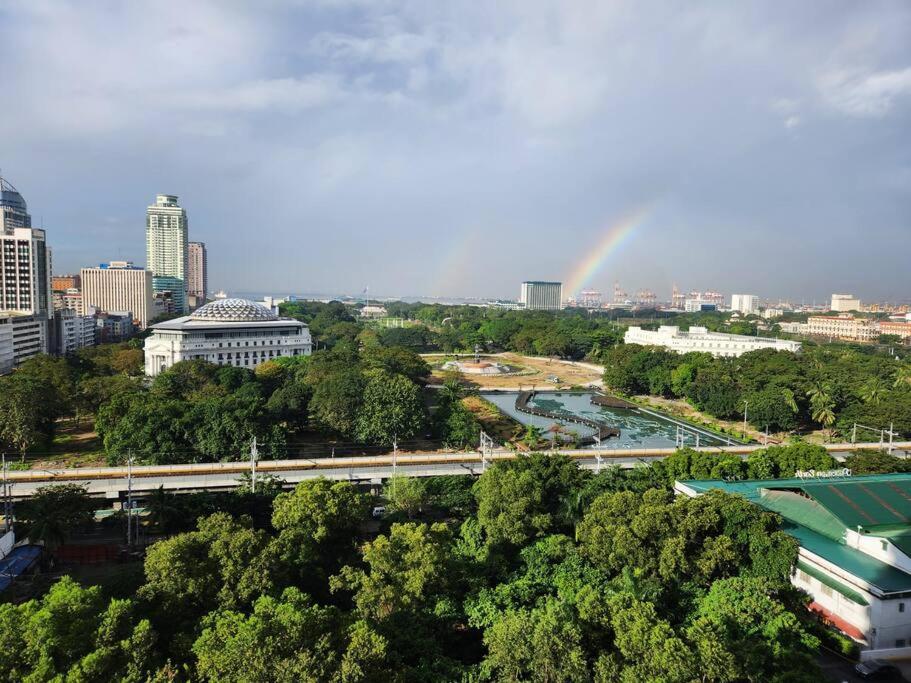 Manila Condo Luneta LRT UN Taft Ave Wi-Fi Netflix - main view