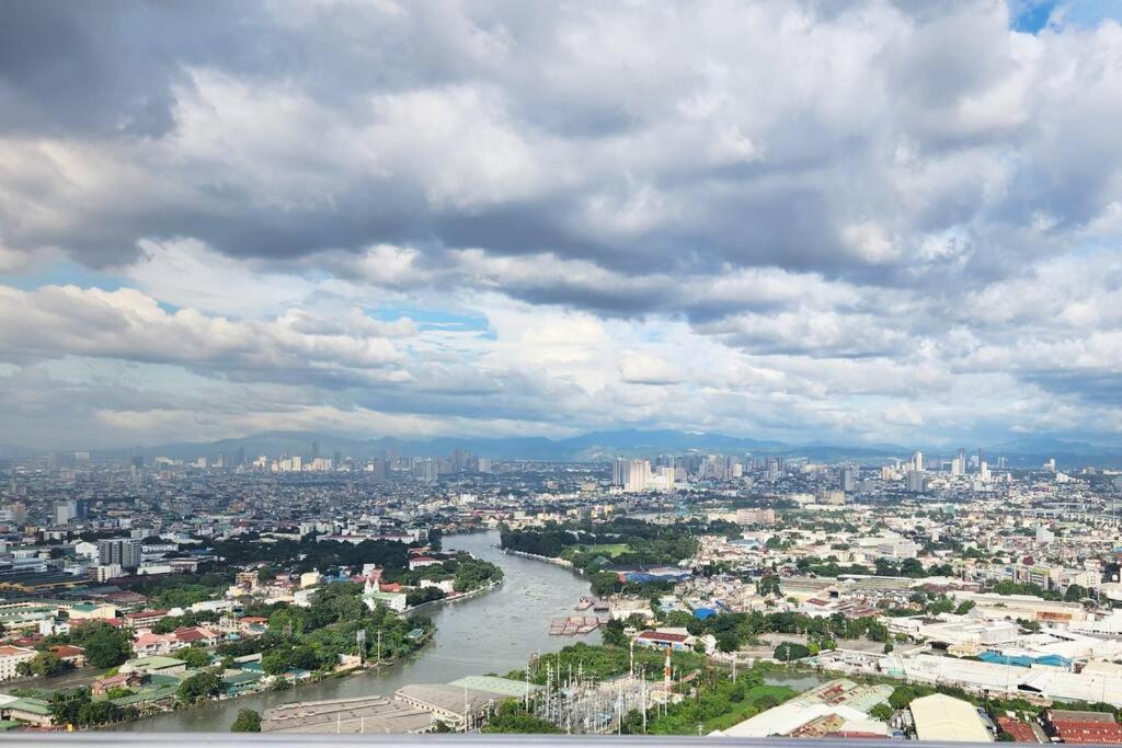 Manila Condo Luneta LRT UN Taft Ave Wi-Fi Netflix view 4