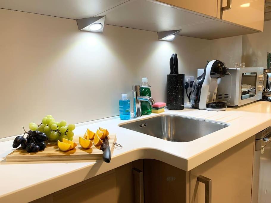 HNFC Stays - Ocean Central Newcastle Studio w/ Free parking + Gym view 4