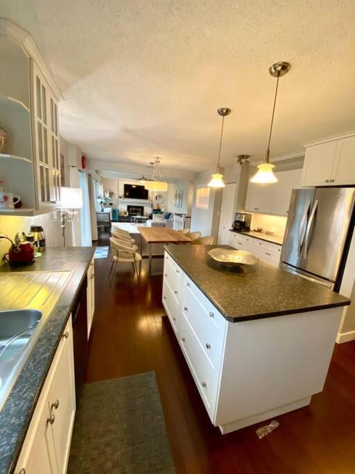 Large Apartment in Surrey Bolivar Heights