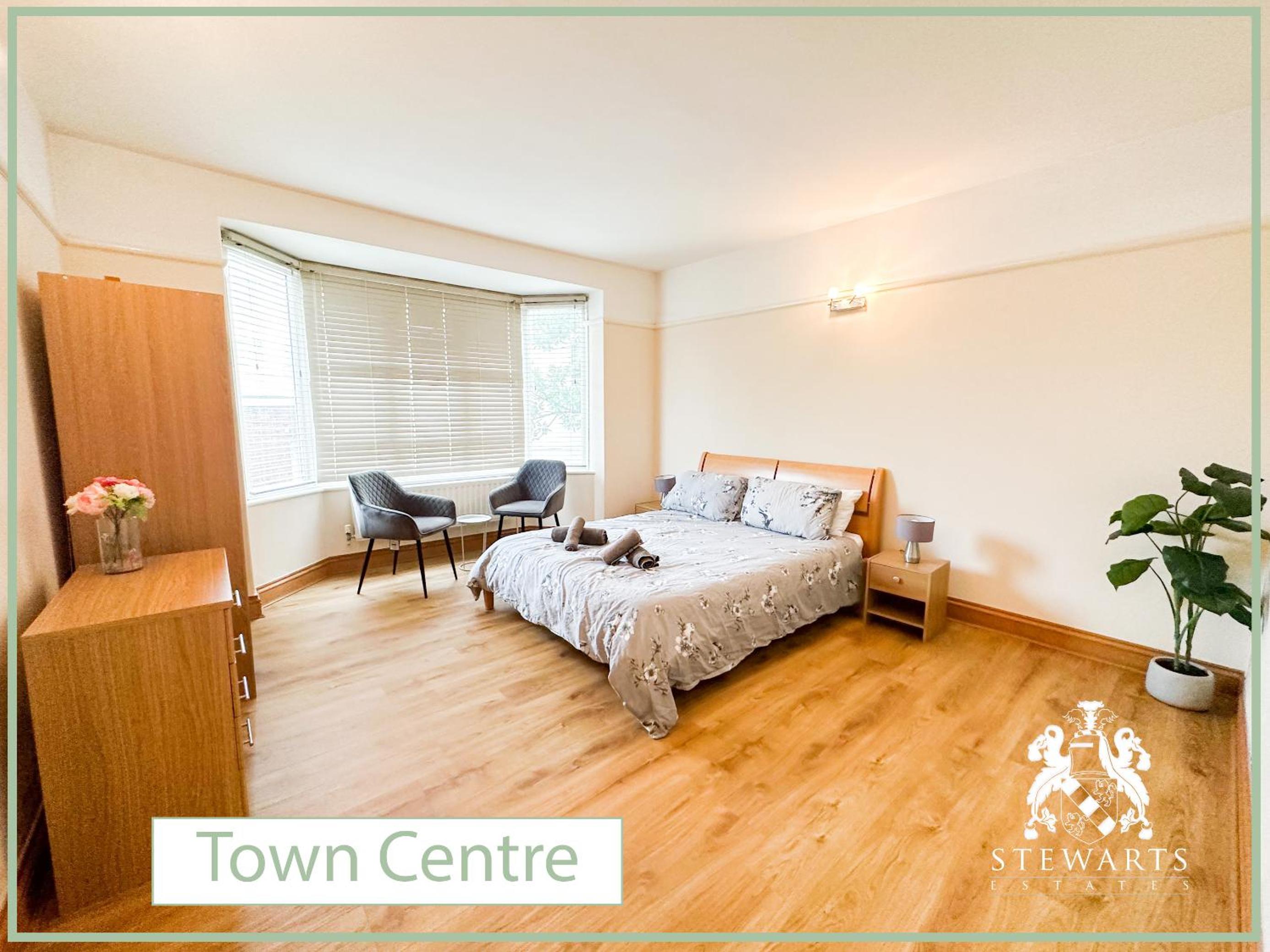 Town Centre Apartment Sleeps 9 view 3