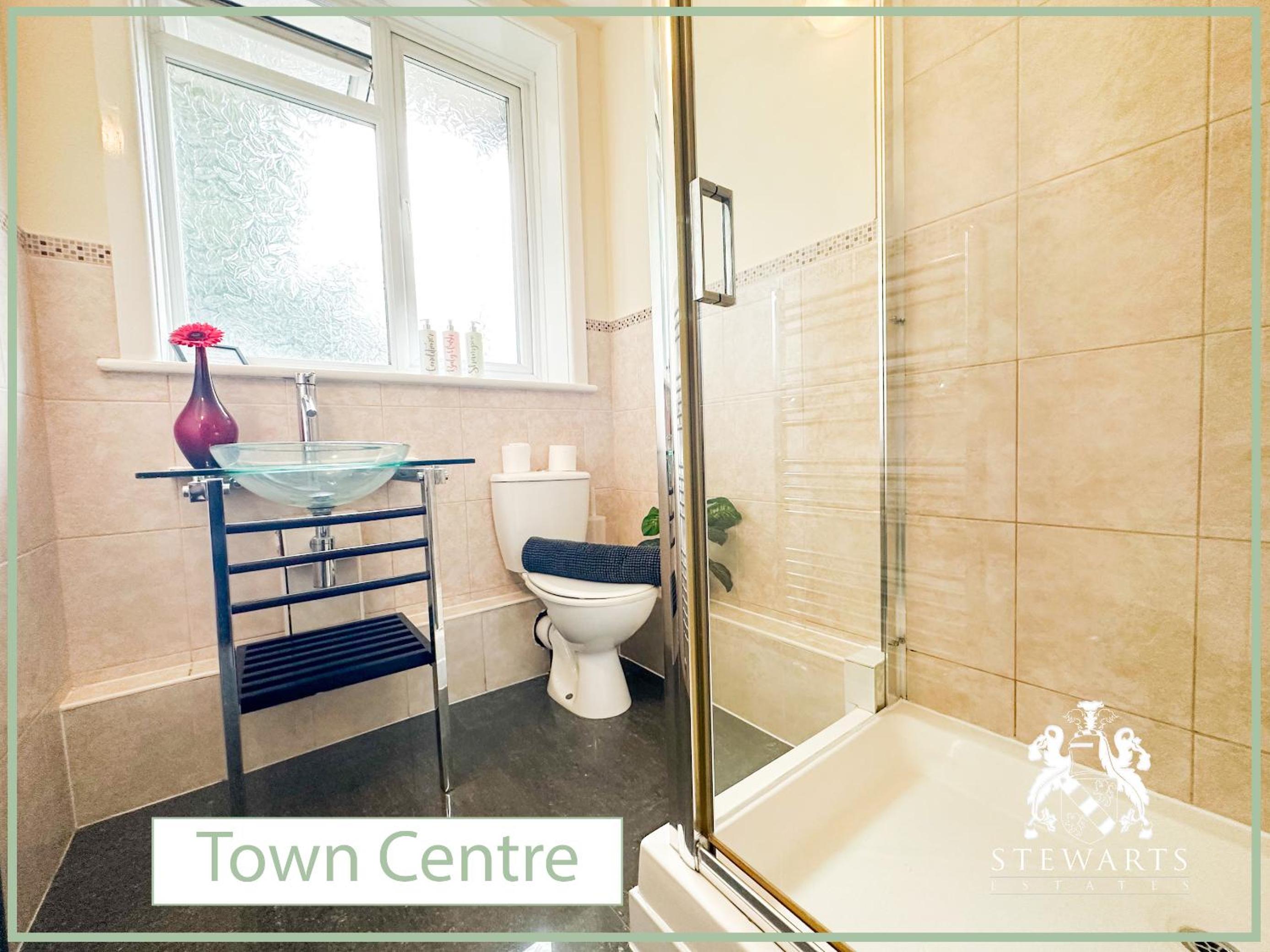 Town Centre Apartment Sleeps 9 view 5