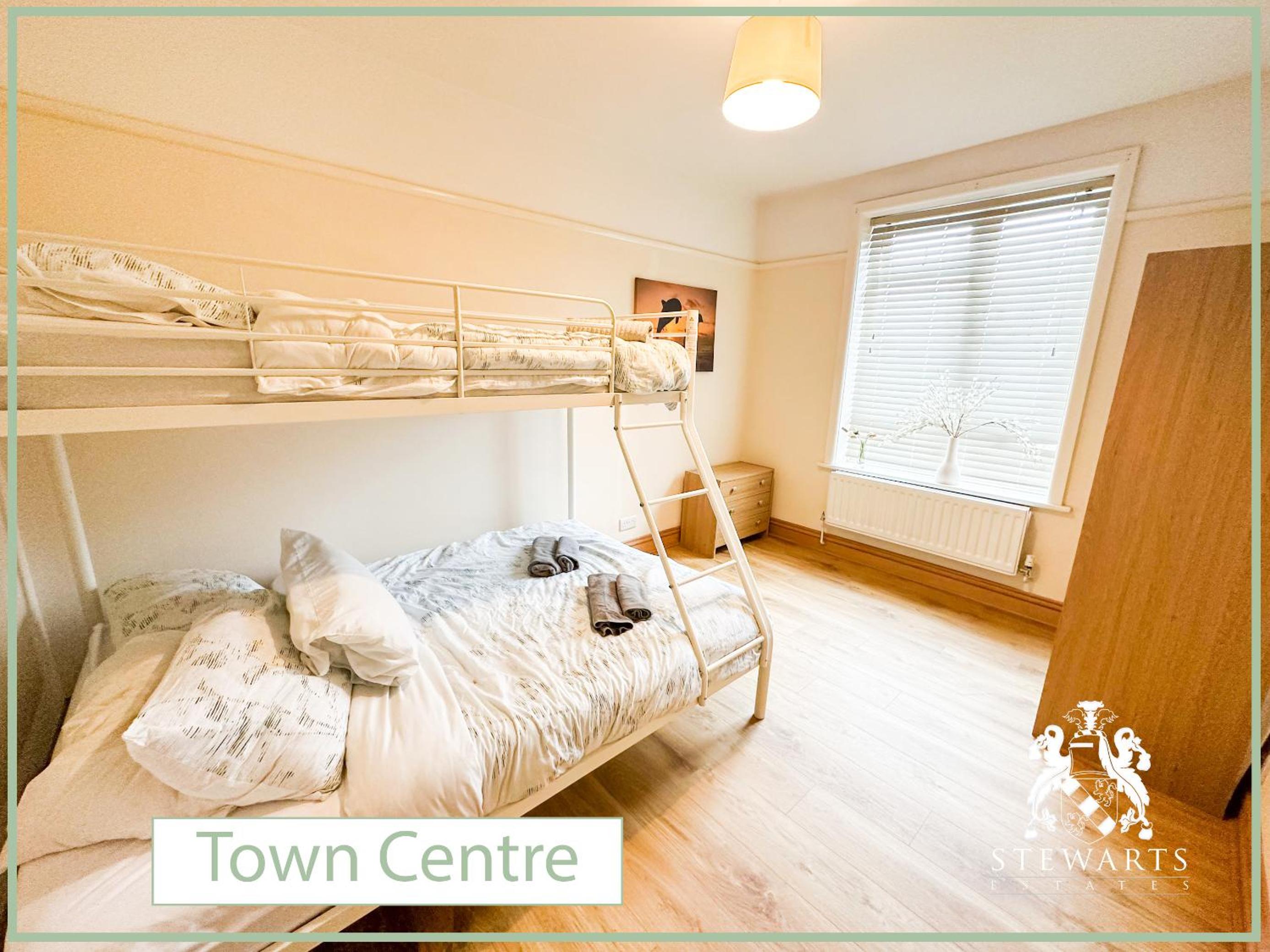 Town Centre Apartment Sleeps 9 view 4