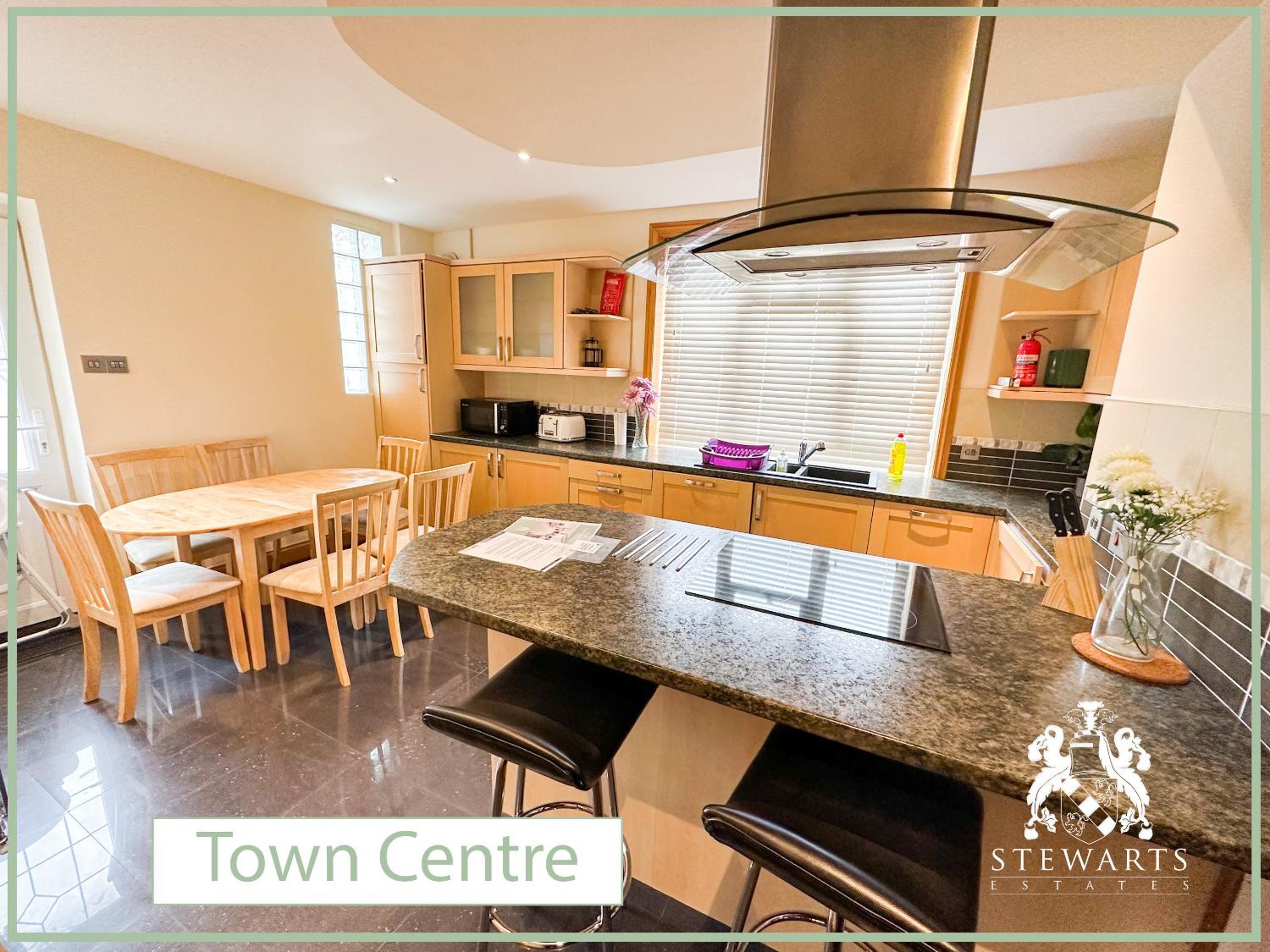 Town Centre Apartment Sleeps 9 view 2