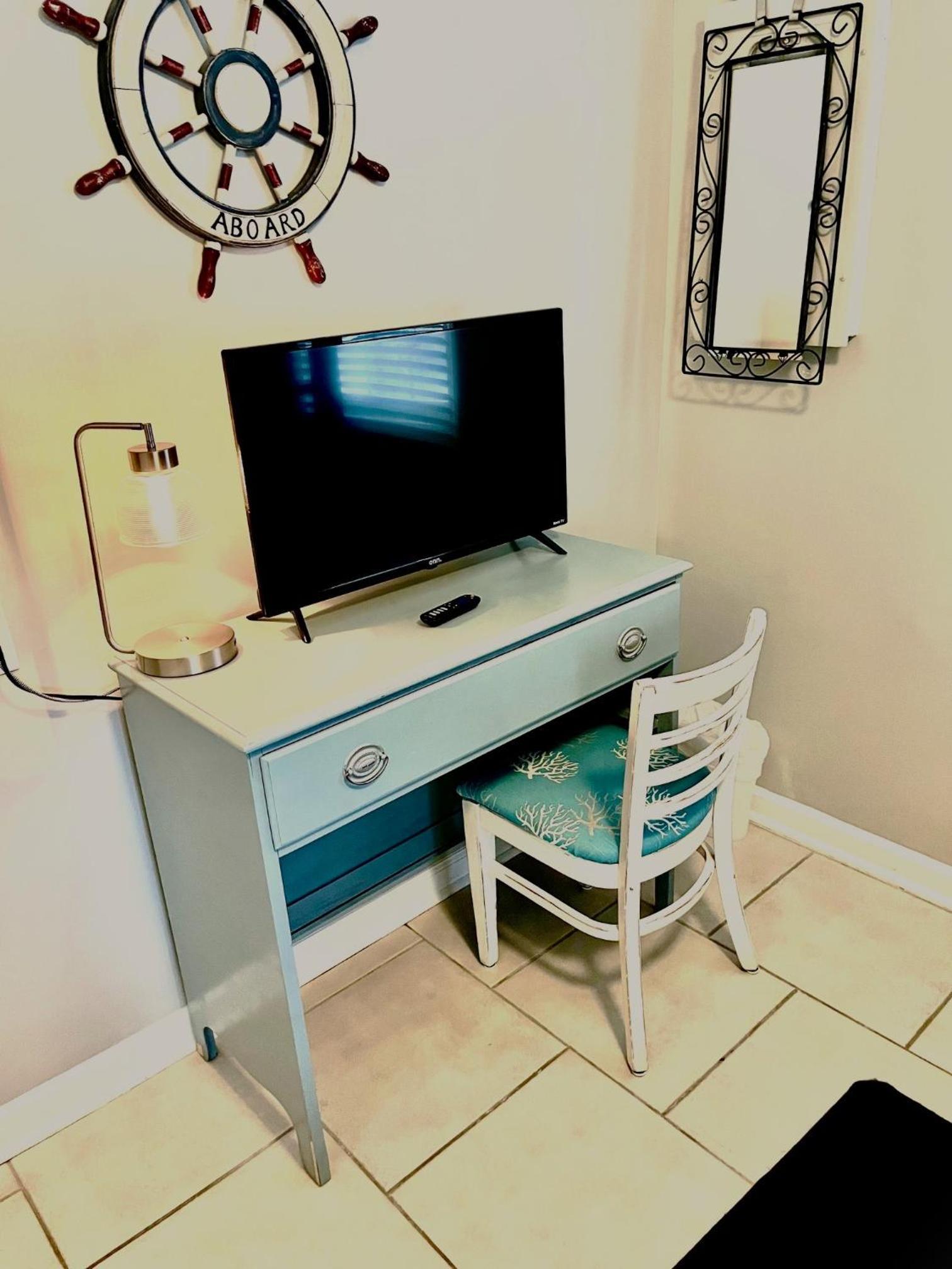 30 Sec to the Beach, Sun, Sand & Sunrises with a Family & Pet Friendly Backyard!