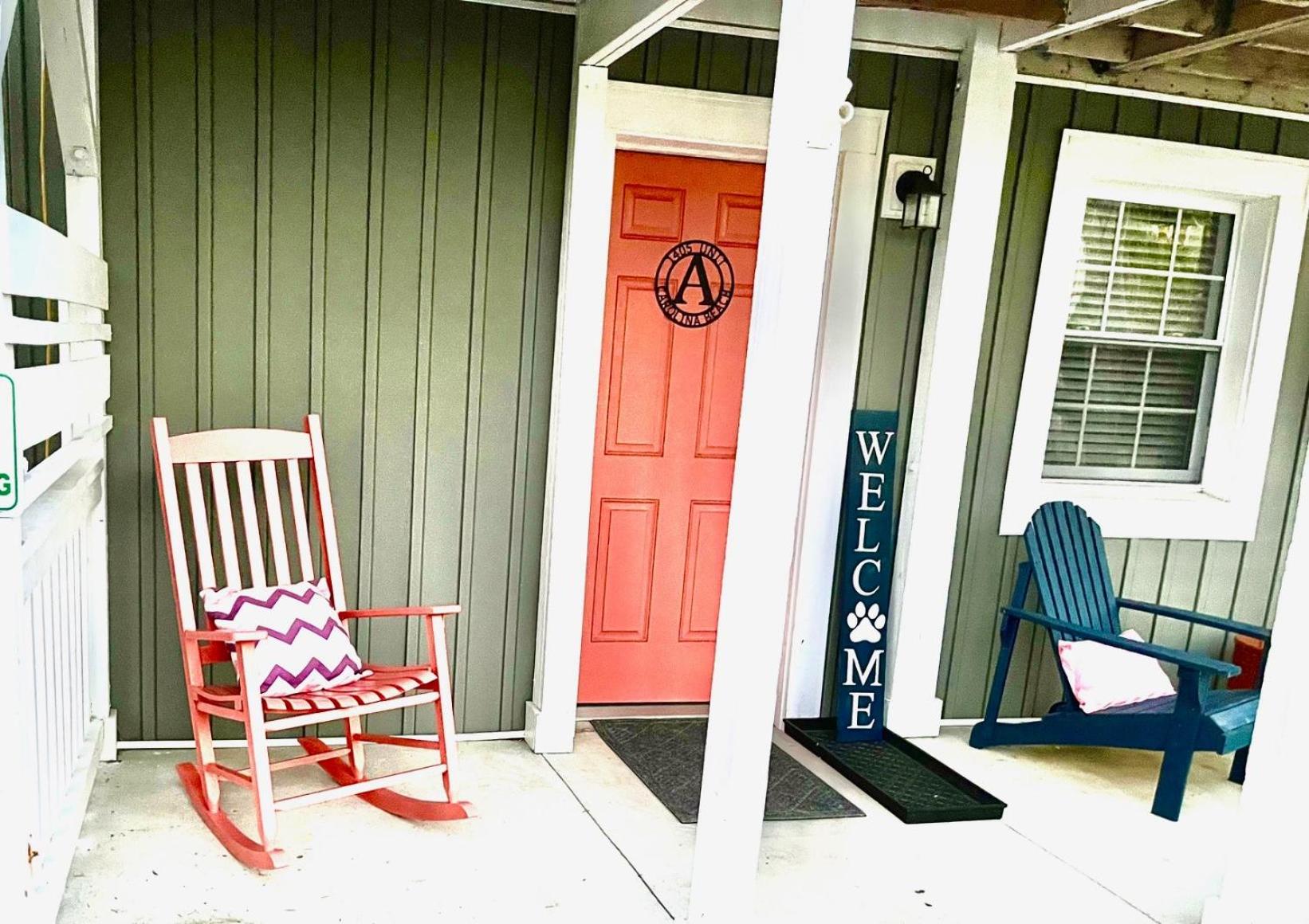 30 Sec to the Beach, Sun, Sand & Sunrises with a Family & Pet Friendly Backyard!
