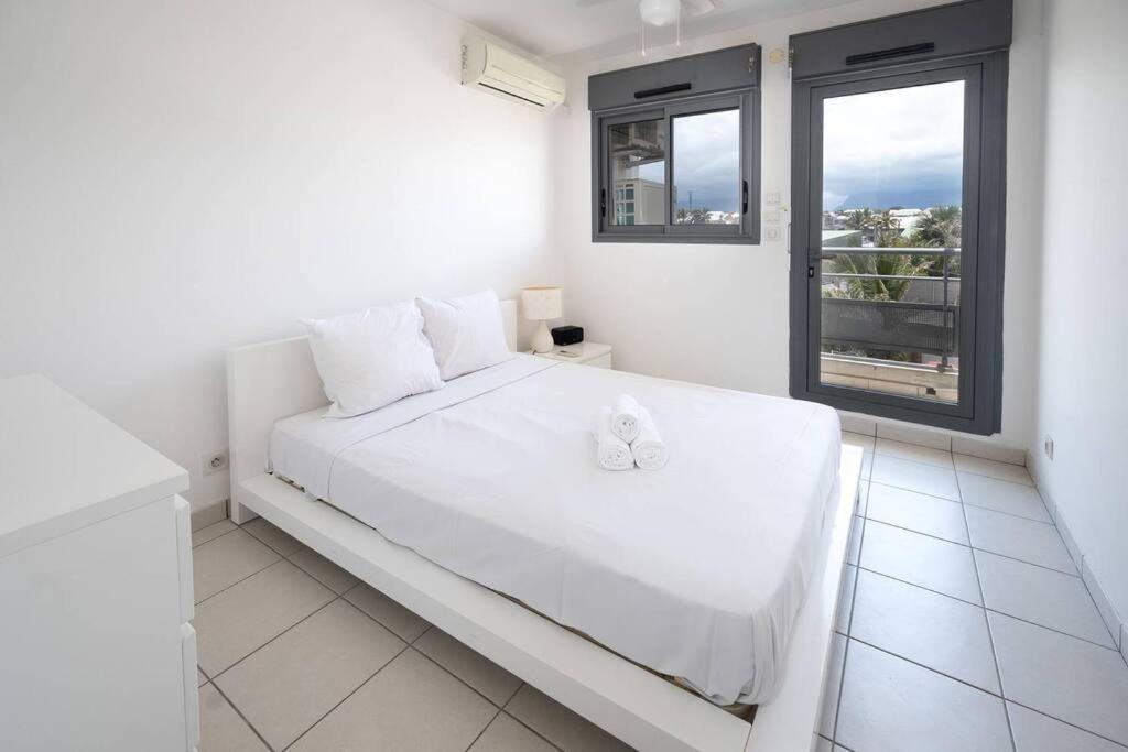 ROYCE classé 3 étoiles - Appartement 4 personnes - Vue mer - idéalement situé sur le front de mer et à 200 m du lagon de ST-PIERRE view 3