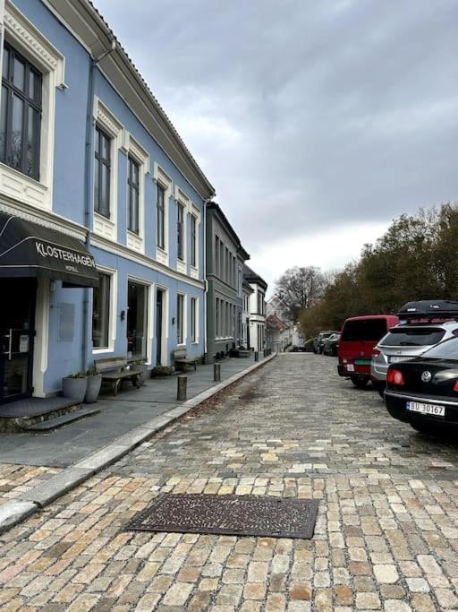 Cozy apartment in popular street view 3