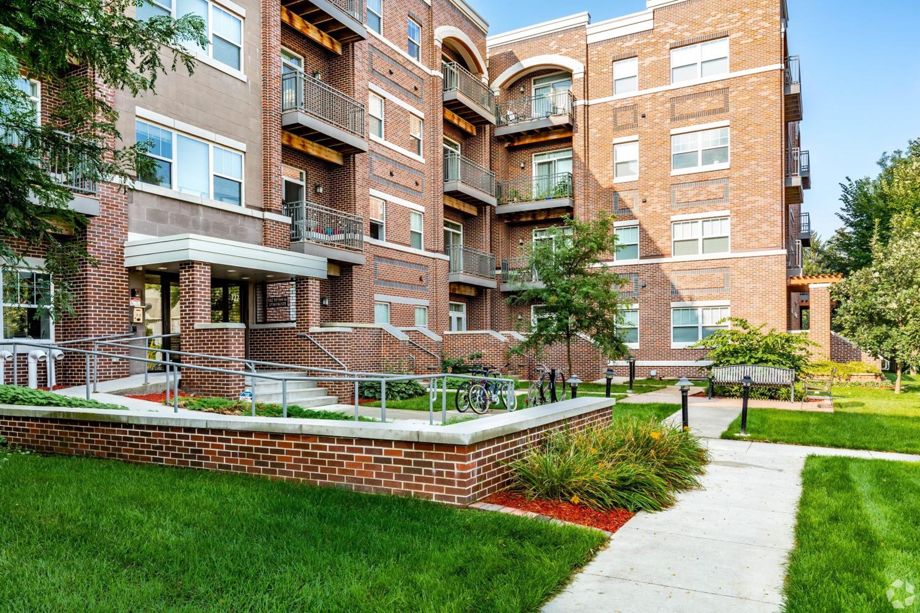 Free Parking, New Apartment, Steps From Mayo!, photo 2
