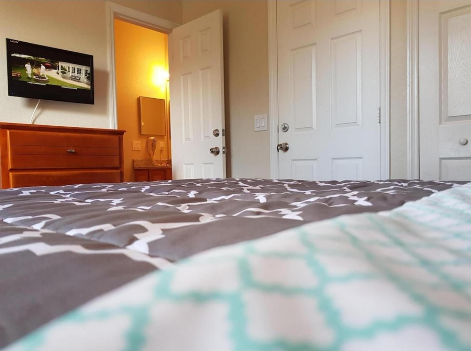 Davenport 4 Beds Sleeps 8 with Pool Gym & Spa view 4