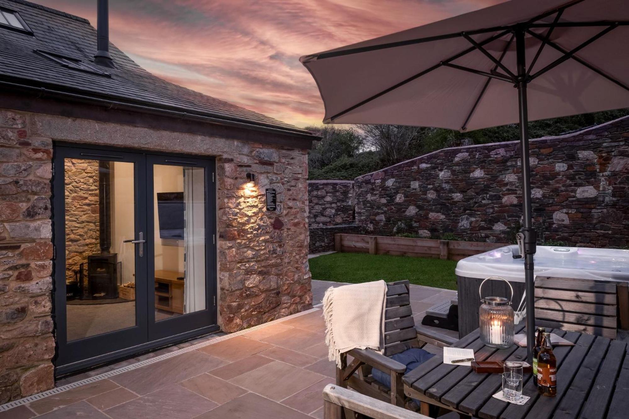 The Dairy, Higher Yalberton Farm - Free parking, Countryside view, Hot tub