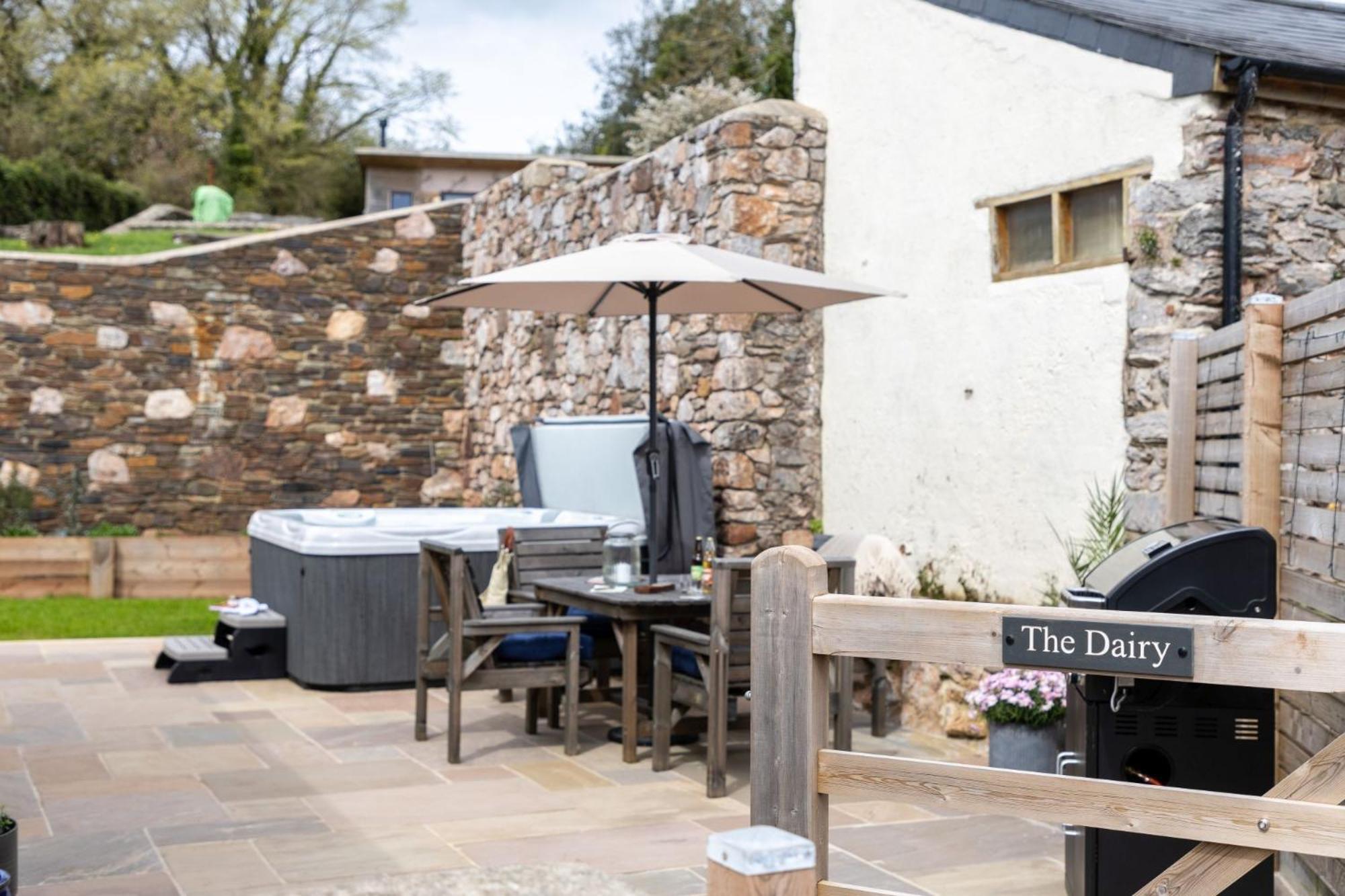 The Dairy, Higher Yalberton Farm - Free parking, Countryside view, Hot tub