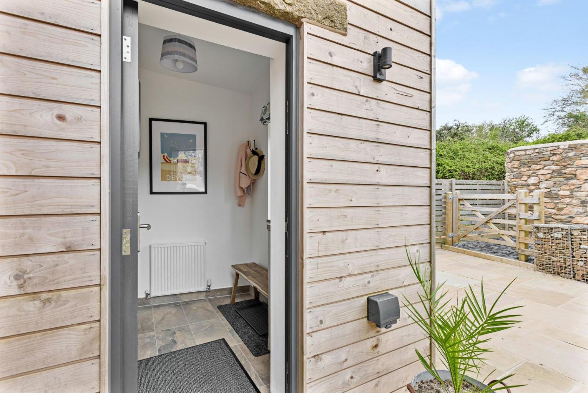 The Dairy, Higher Yalberton Farm - Free parking, Countryside view, Hot tub
