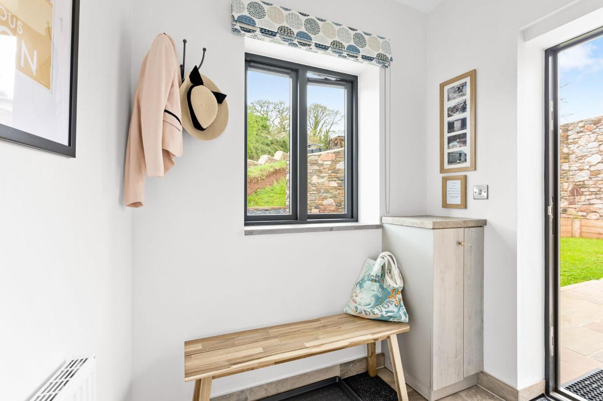 The Dairy, Higher Yalberton Farm - Free parking, Countryside view, Hot tub