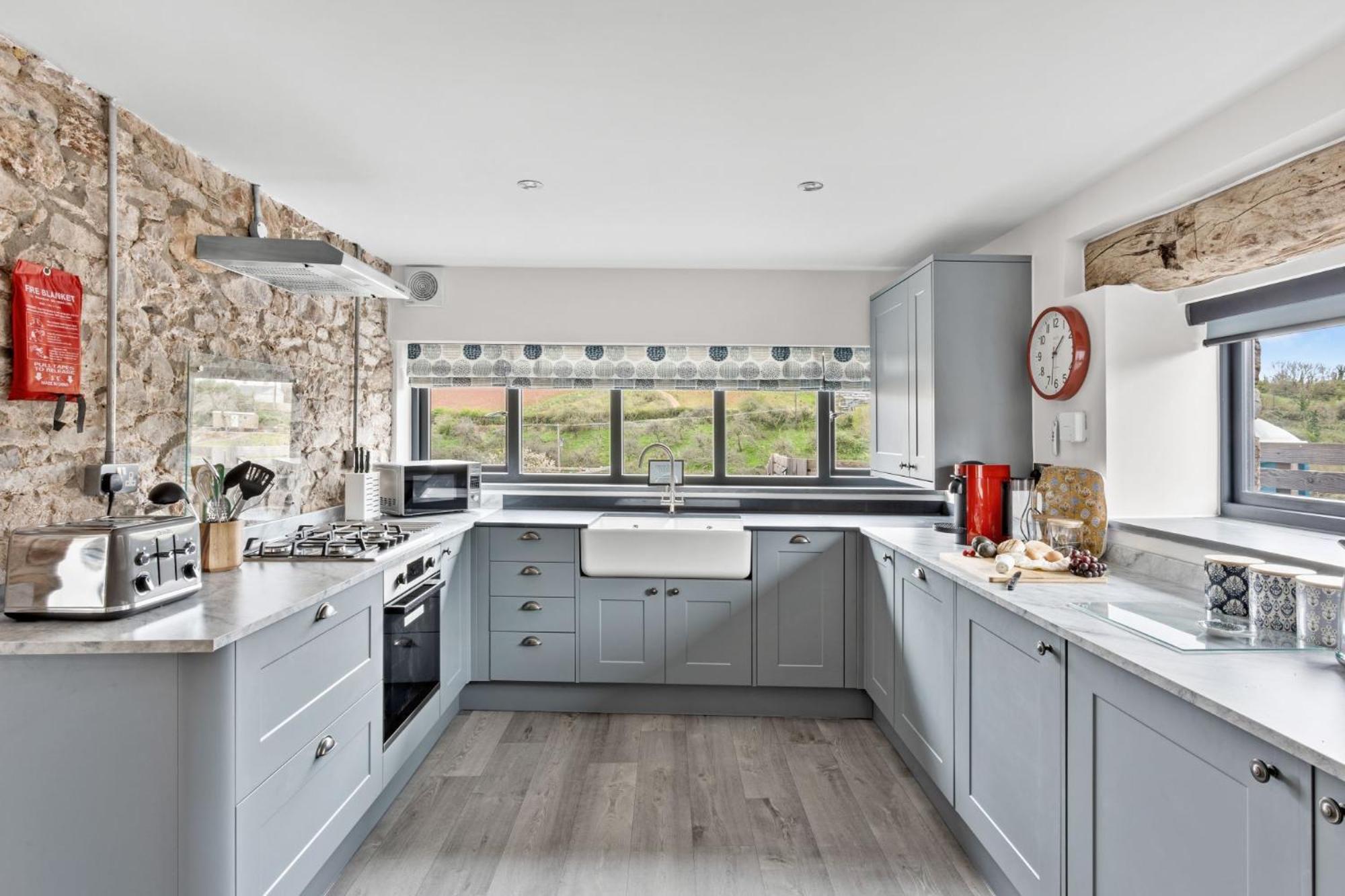 The Dairy, Higher Yalberton Farm - Free parking, Countryside view, Hot tub