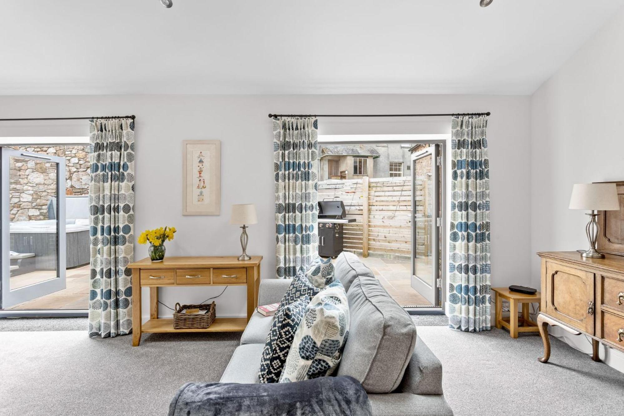 The Dairy, Higher Yalberton Farm - Free parking, Countryside view, Hot tub