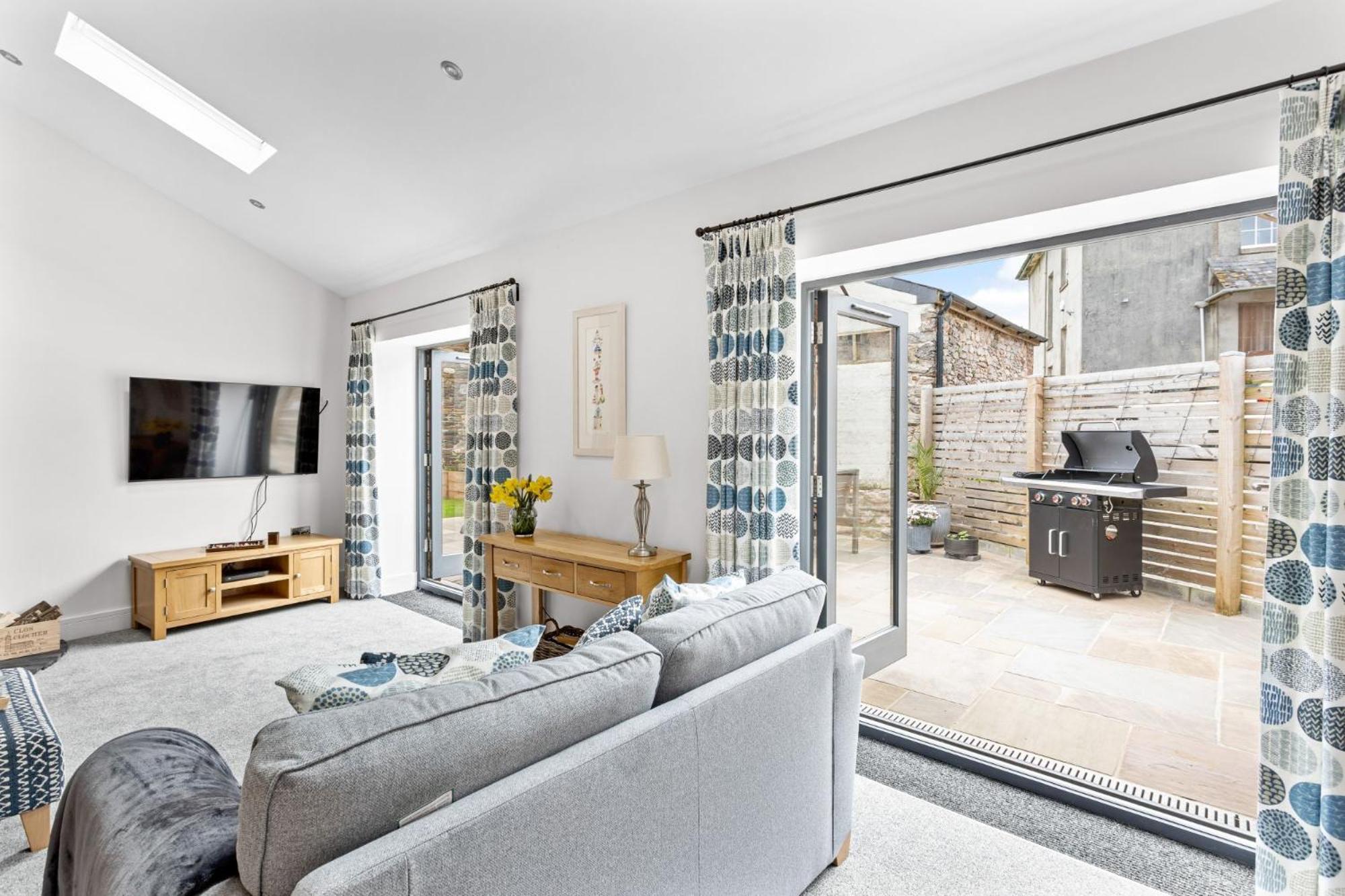 The Dairy, Higher Yalberton Farm - Free parking, Countryside view, Hot tub