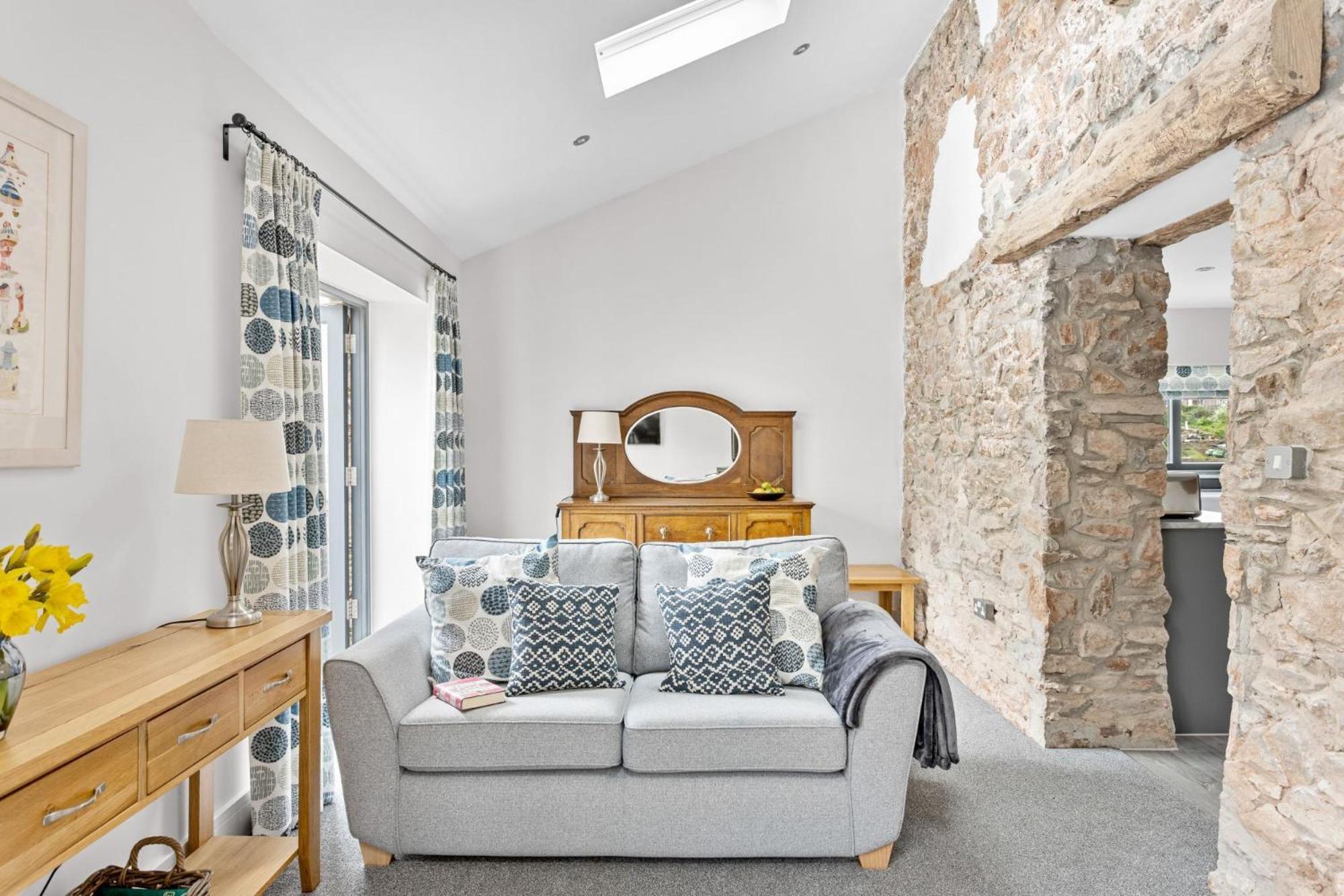 The Dairy, Higher Yalberton Farm - Free parking, Countryside view, Hot tub
