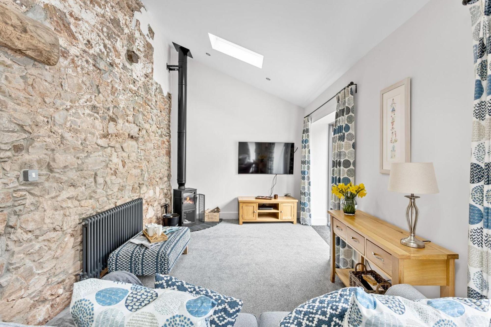 The Dairy, Higher Yalberton Farm - Free parking, Countryside view, Hot tub