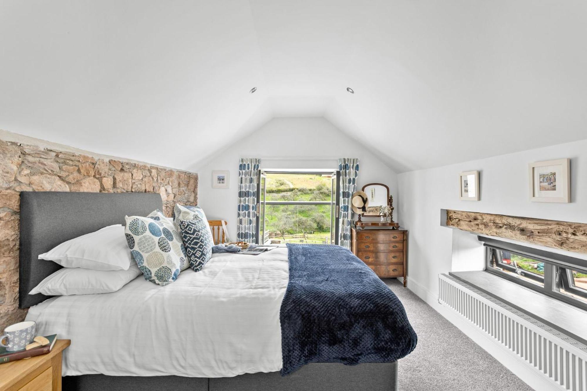 The Dairy, Higher Yalberton Farm - Free parking, Countryside view, Hot tub