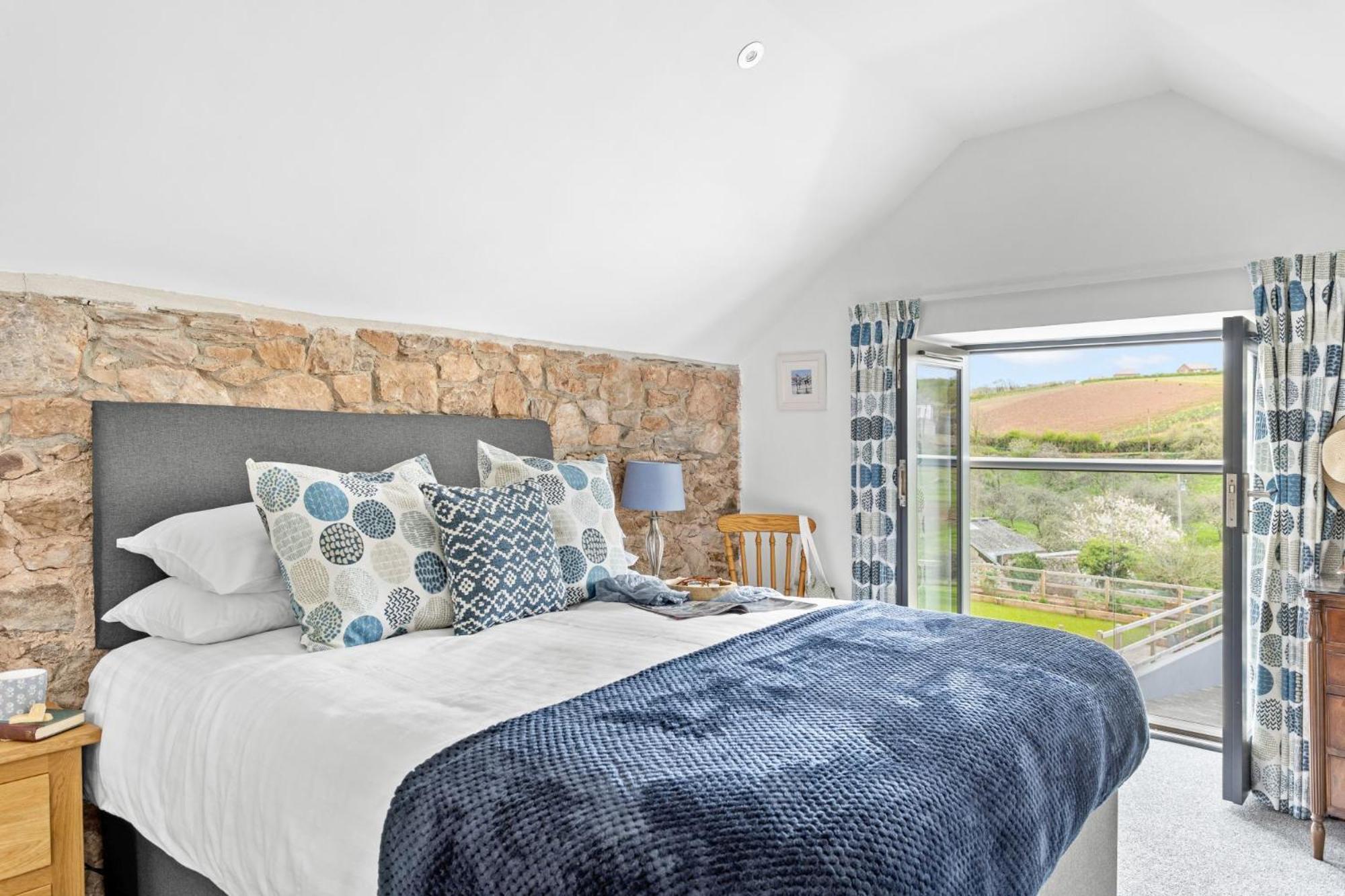 The Dairy, Higher Yalberton Farm - Free parking, Countryside view, Hot tub