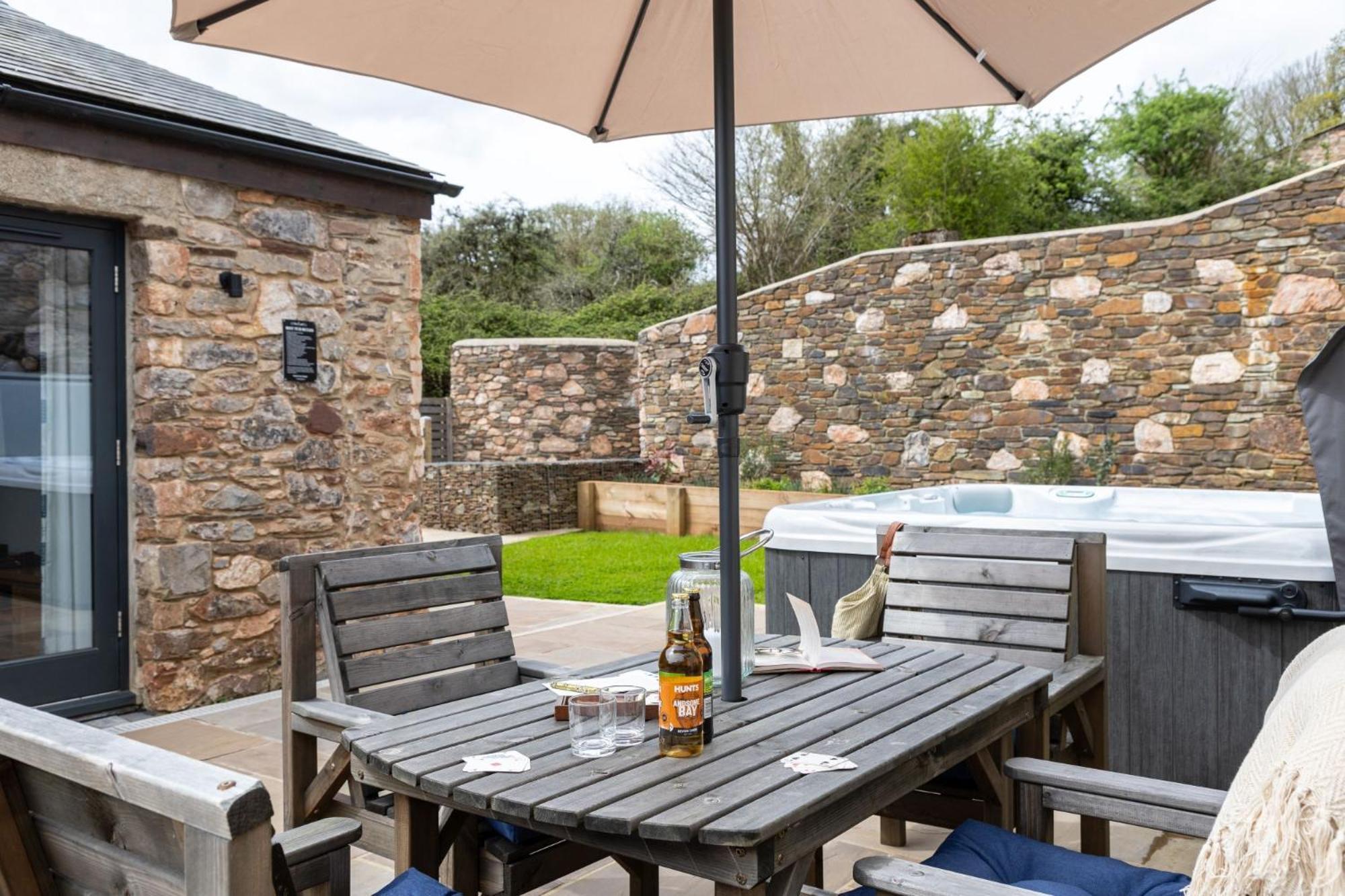 The Dairy, Higher Yalberton Farm - Free parking, Countryside view, Hot tub