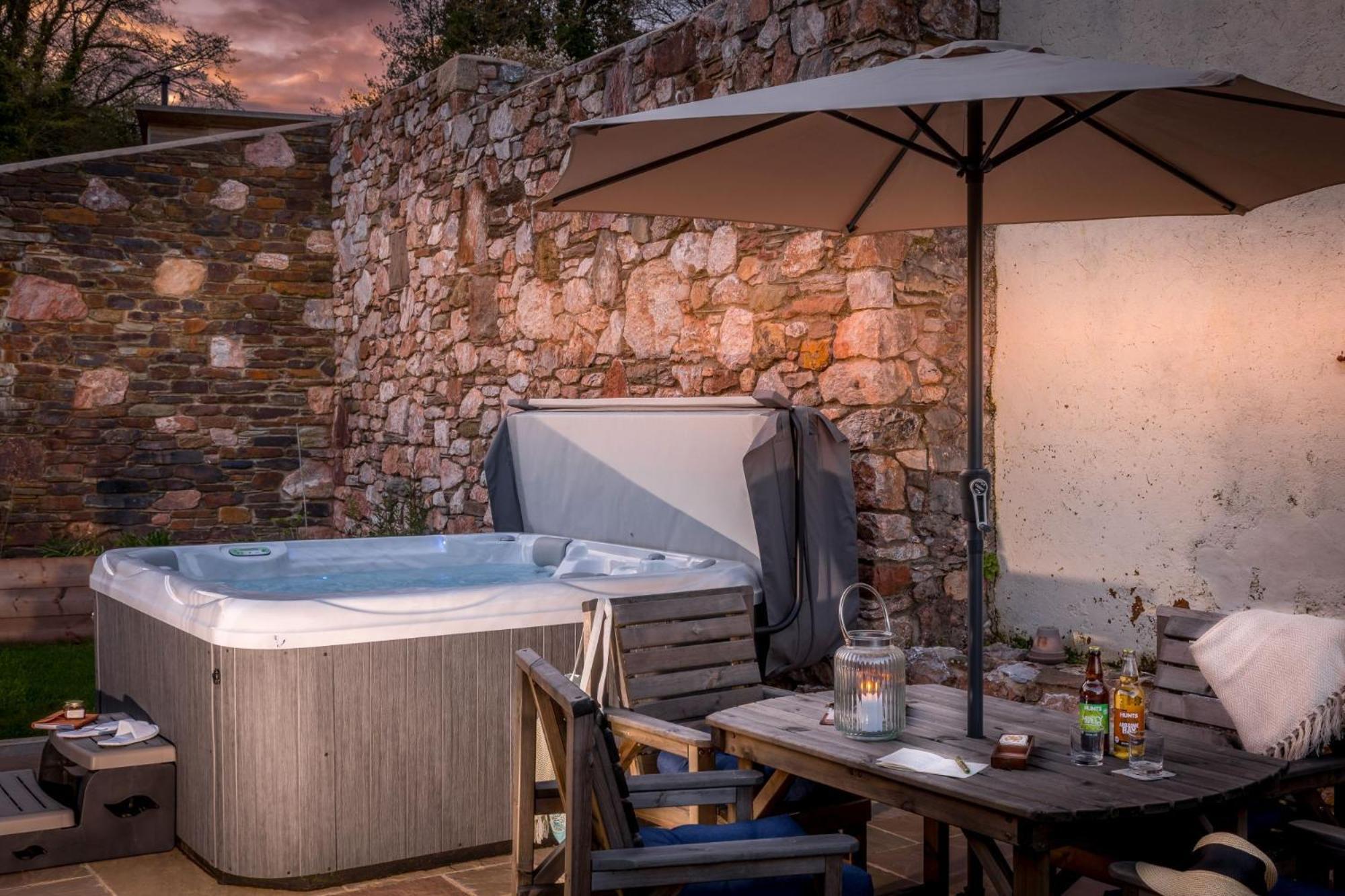 The Dairy, Higher Yalberton Farm - Free parking, Countryside view, Hot tub