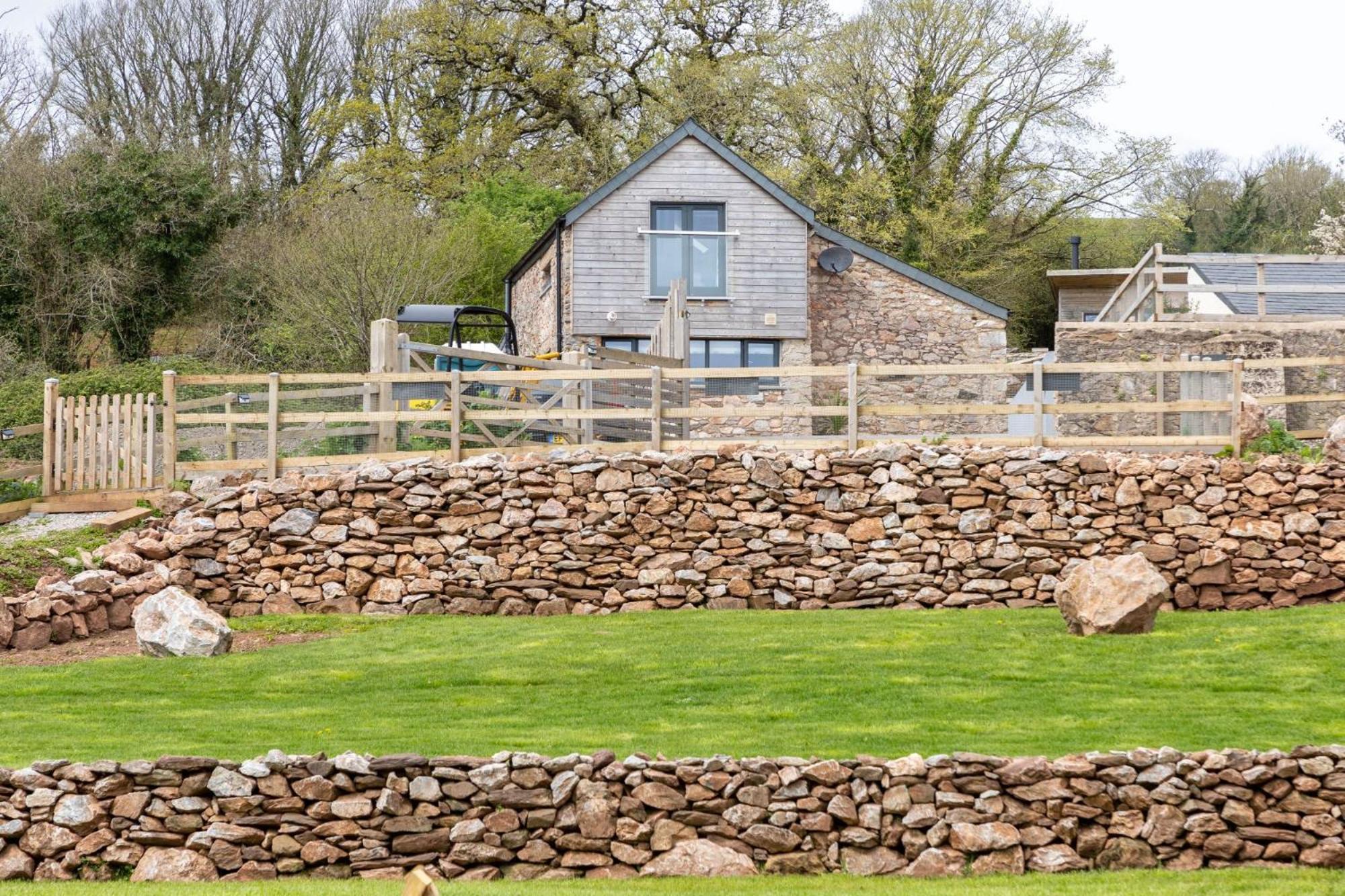 The Dairy, Higher Yalberton Farm - Free parking, Countryside view, Hot tub
