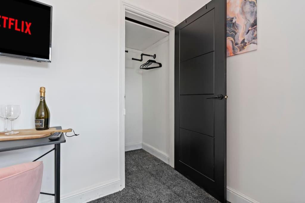 Masterson House By RMR Accommodations - NEW - Sleeps 9 - Modern - Parking - Central