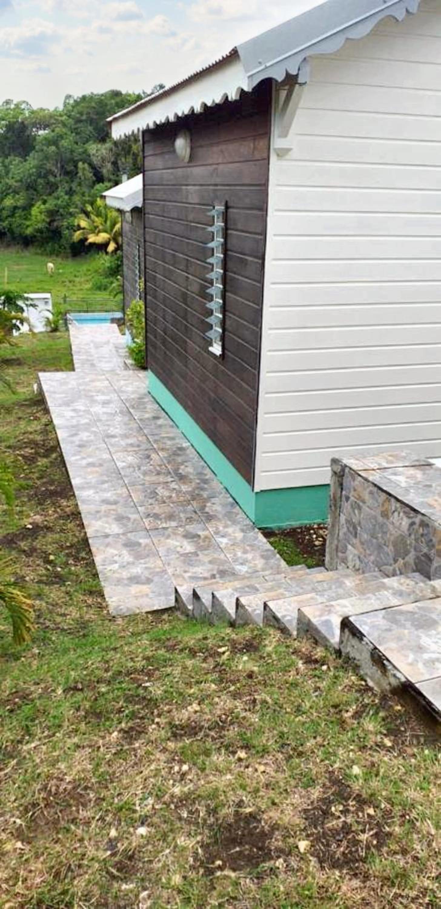 Bungalow charmant au Moule avec piscine et jardin view 3