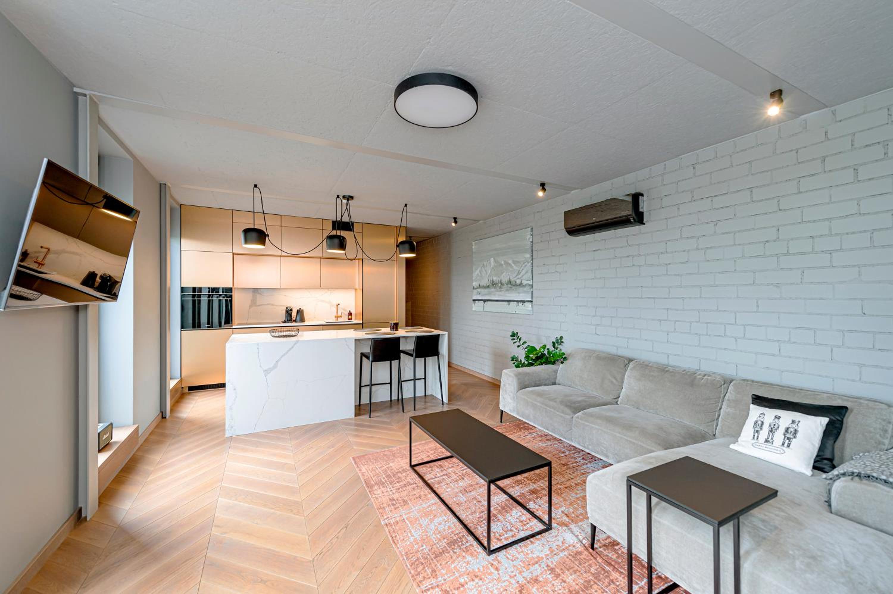 Elegant 2 BD Apartment with terrace by Domvia view 4